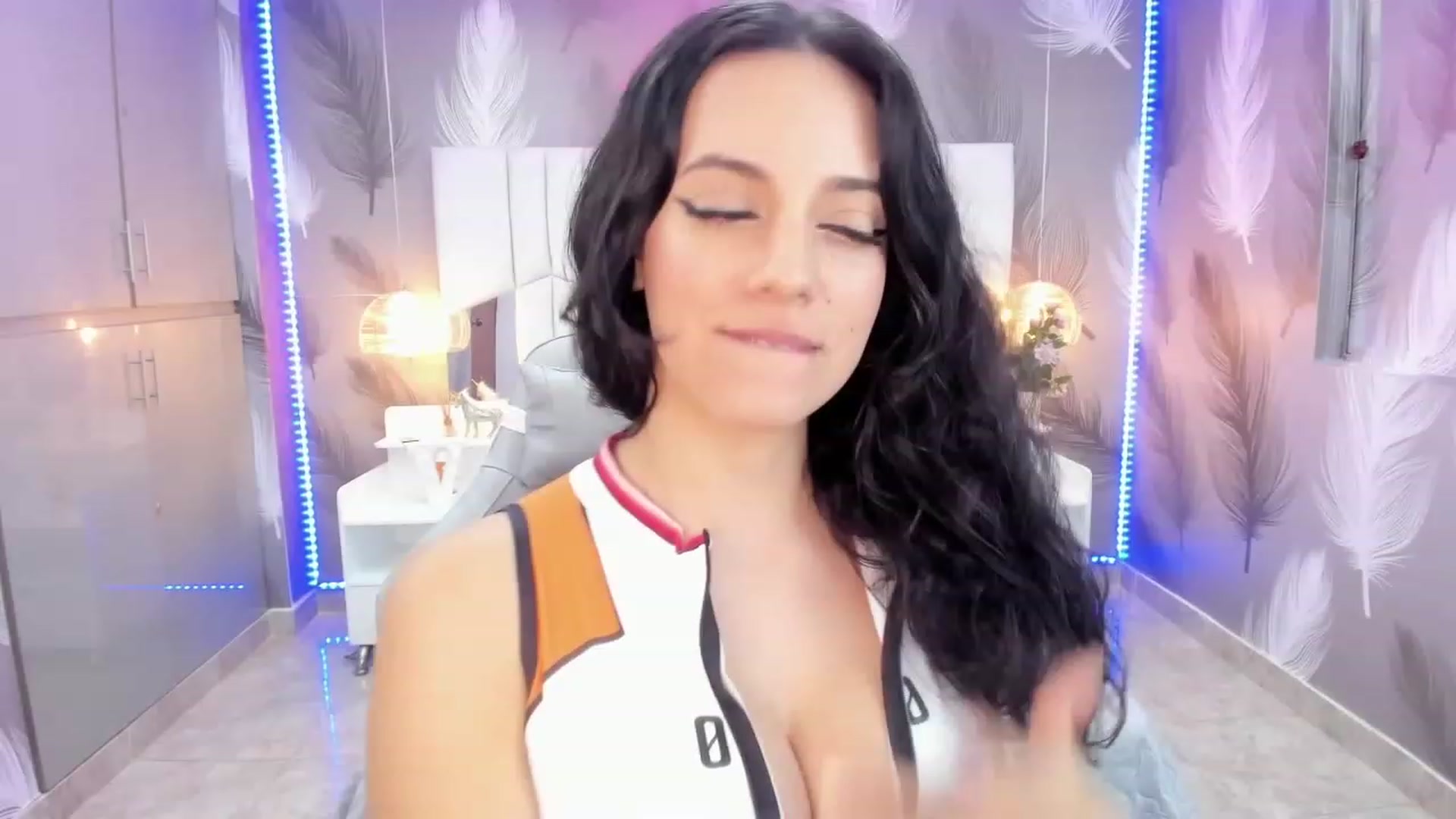 Gallery image thumbnail from SkinnyVeronik's myfreecams stream on, 01/19/2023, 15:03 image 7 of 20