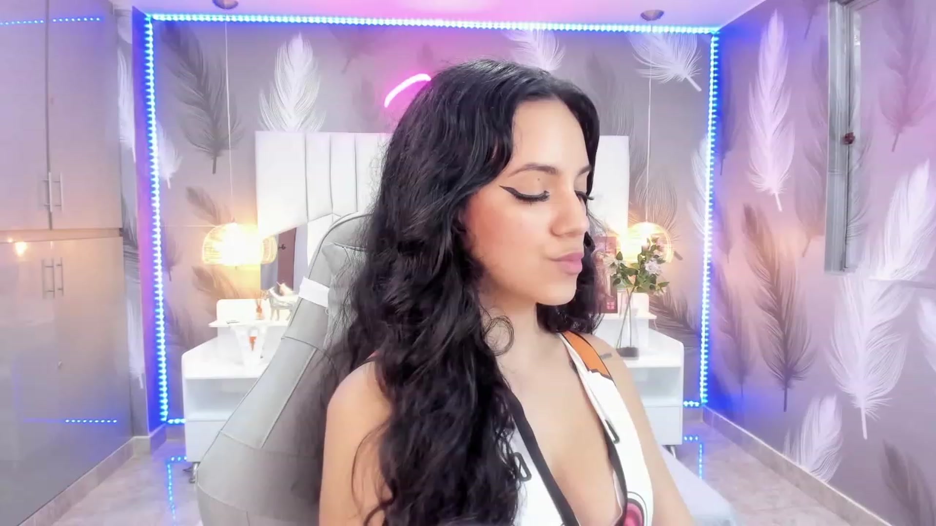 Gallery image thumbnail from SkinnyVeronik's myfreecams stream on, 01/19/2023, 15:52 image 14 of 20