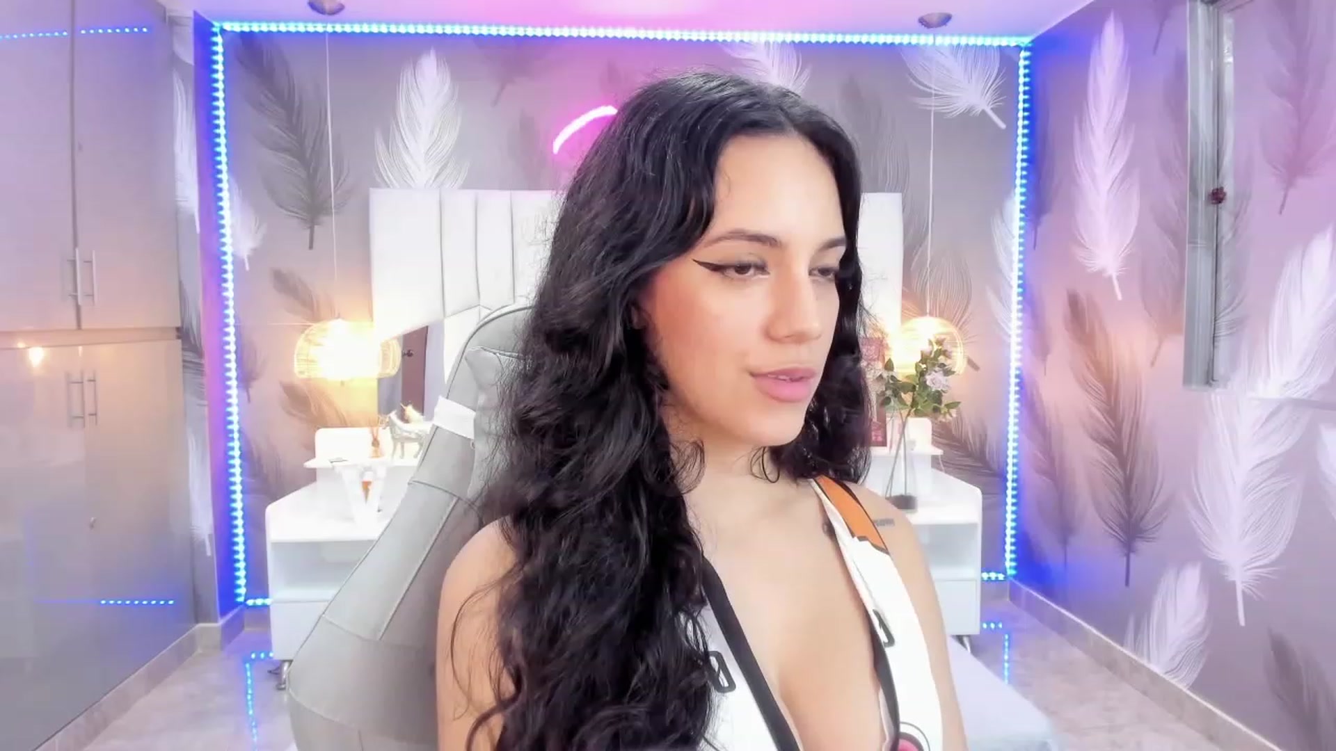 Gallery image thumbnail from SkinnyVeronik's myfreecams stream on, 01/19/2023, 15:52 image 16 of 20