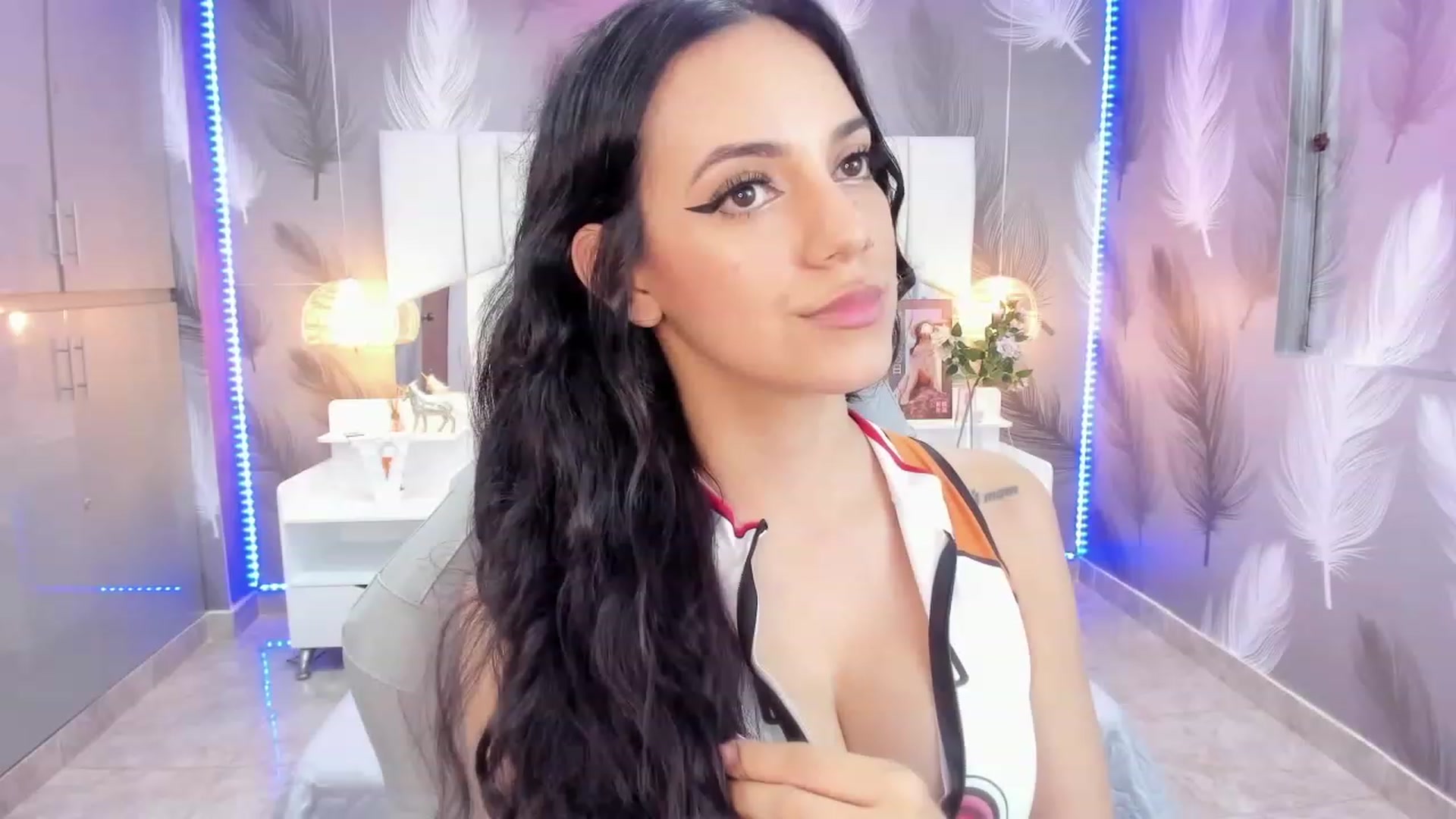Gallery image thumbnail from SkinnyVeronik's myfreecams stream on, 01/19/2023, 15:52 image 6 of 20