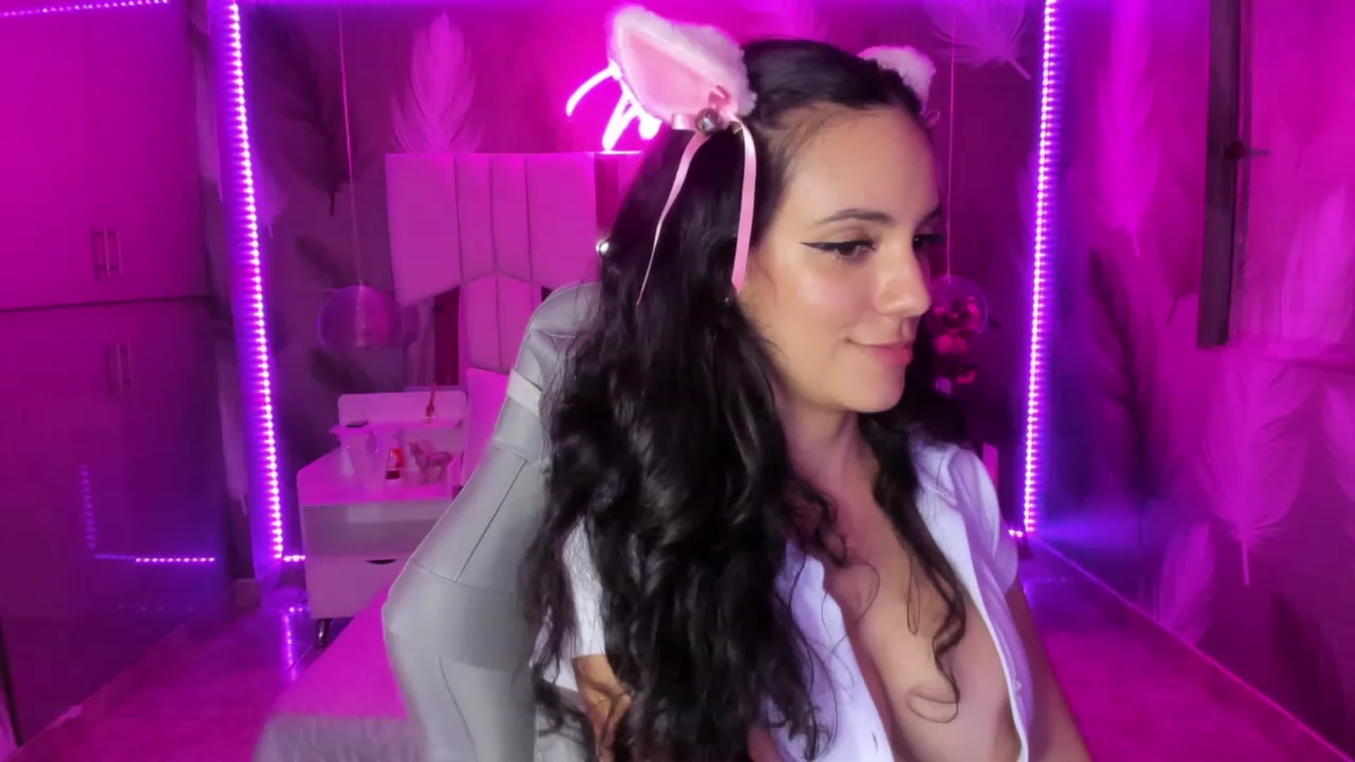 Gallery image thumbnail from SkinnyVeronik's myfreecams stream on, 01/31/2023, 17:38 image 16 of 20