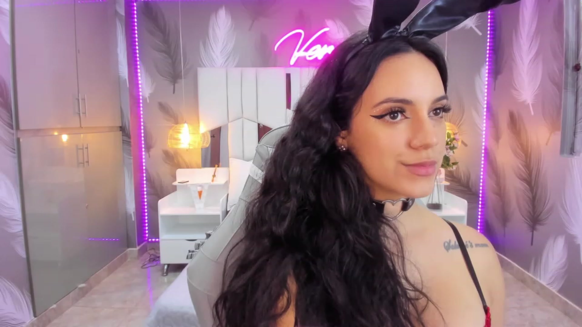 Gallery image thumbnail from SkinnyVeronik's myfreecams stream on, 02/01/2023, 15:31 image 19 of 20