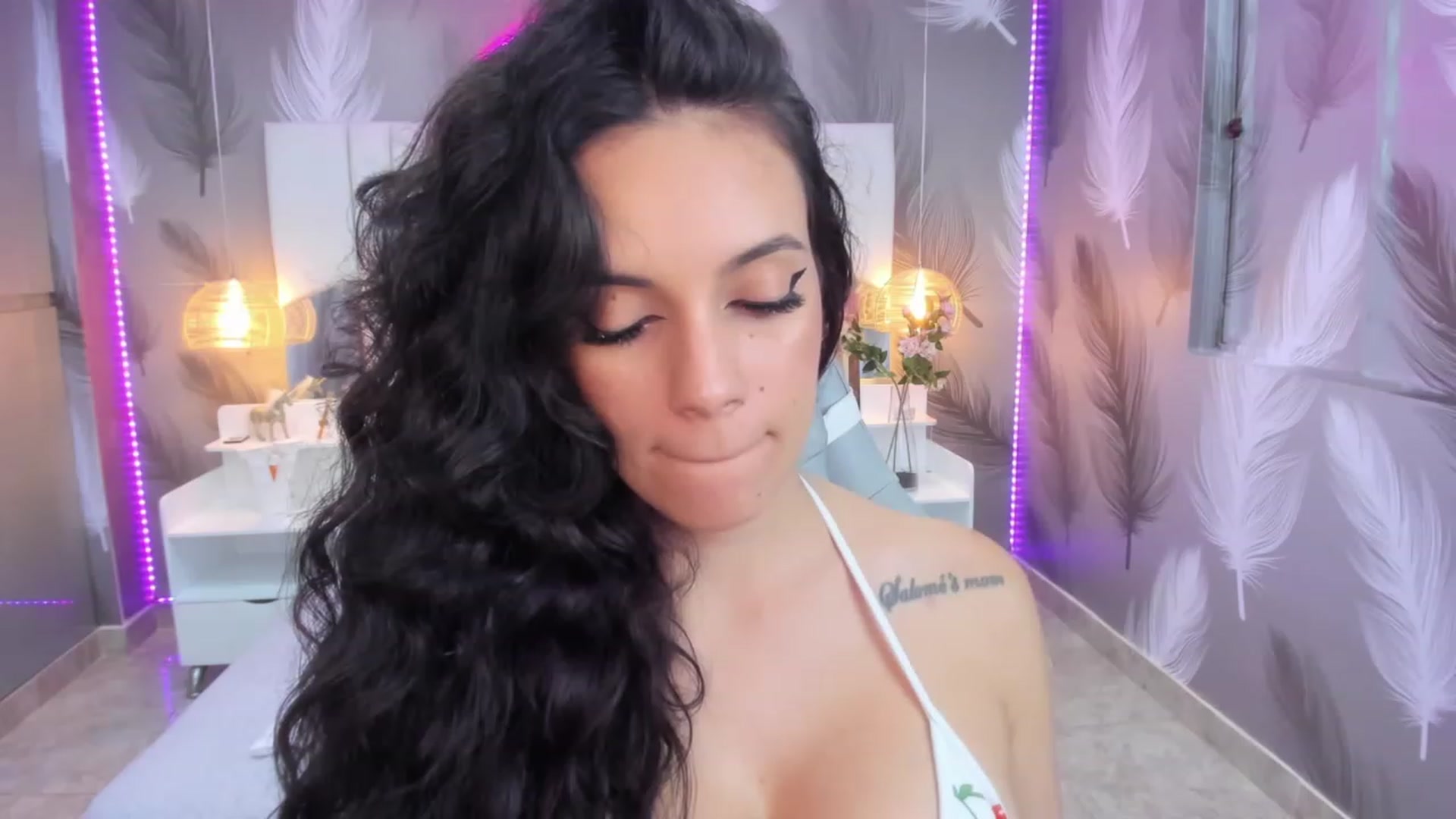 Gallery image thumbnail from SkinnyVeronik's myfreecams stream on, 02/03/2023, 15:32 image 2 of 20