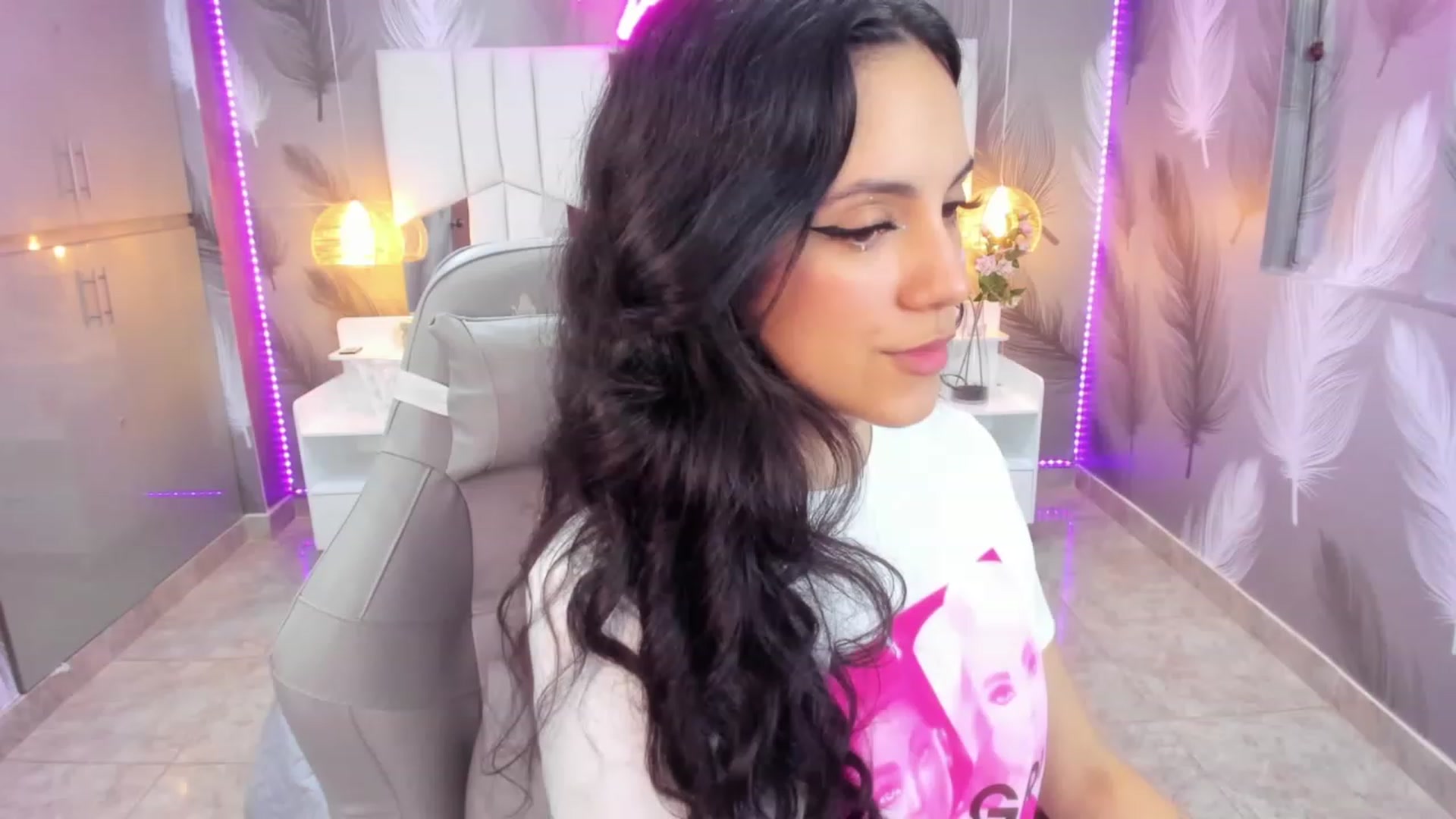 Gallery image thumbnail from SkinnyVeronik's myfreecams stream on, 02/04/2023, 13:19 image 5 of 20