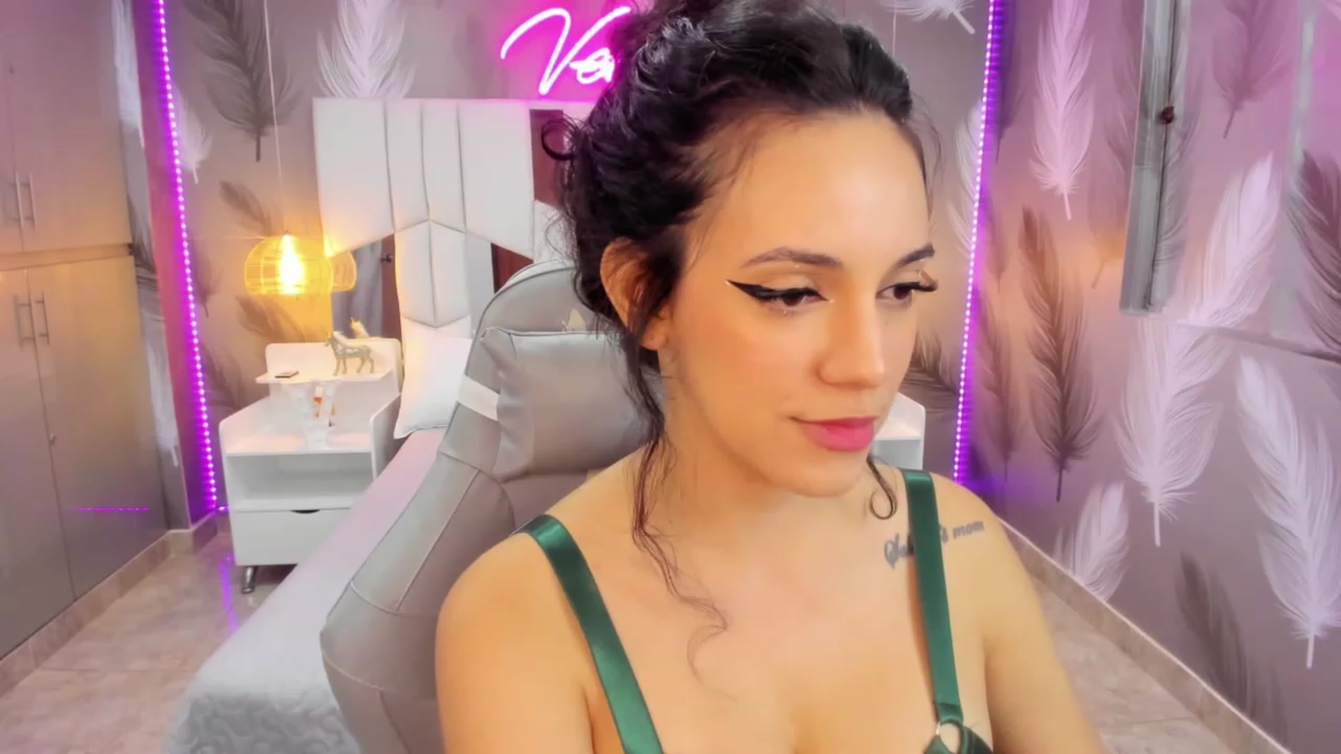 Gallery image thumbnail from SkinnyVeronik's myfreecams stream on, 02/05/2023, 12:27 image 10 of 20