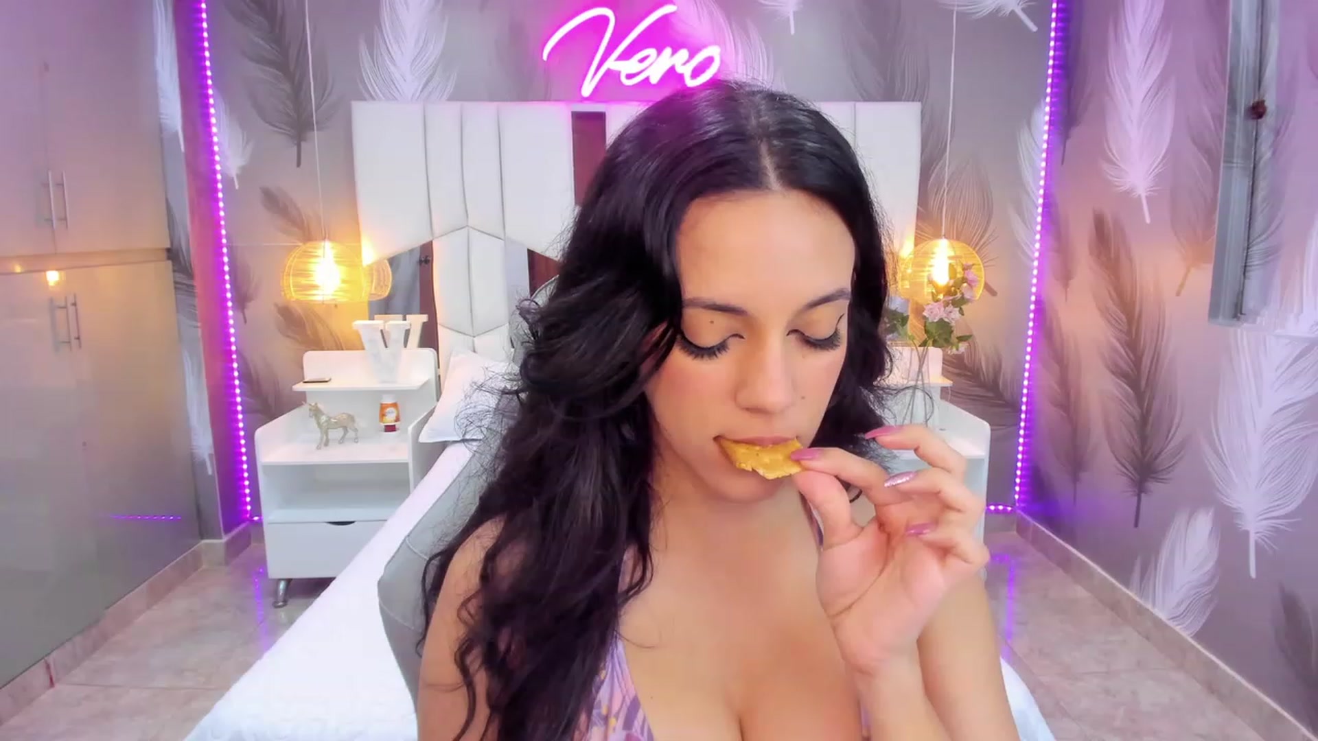 Gallery image thumbnail from SkinnyVeronik's myfreecams stream on, 02/07/2023, 14:17 image 7 of 20