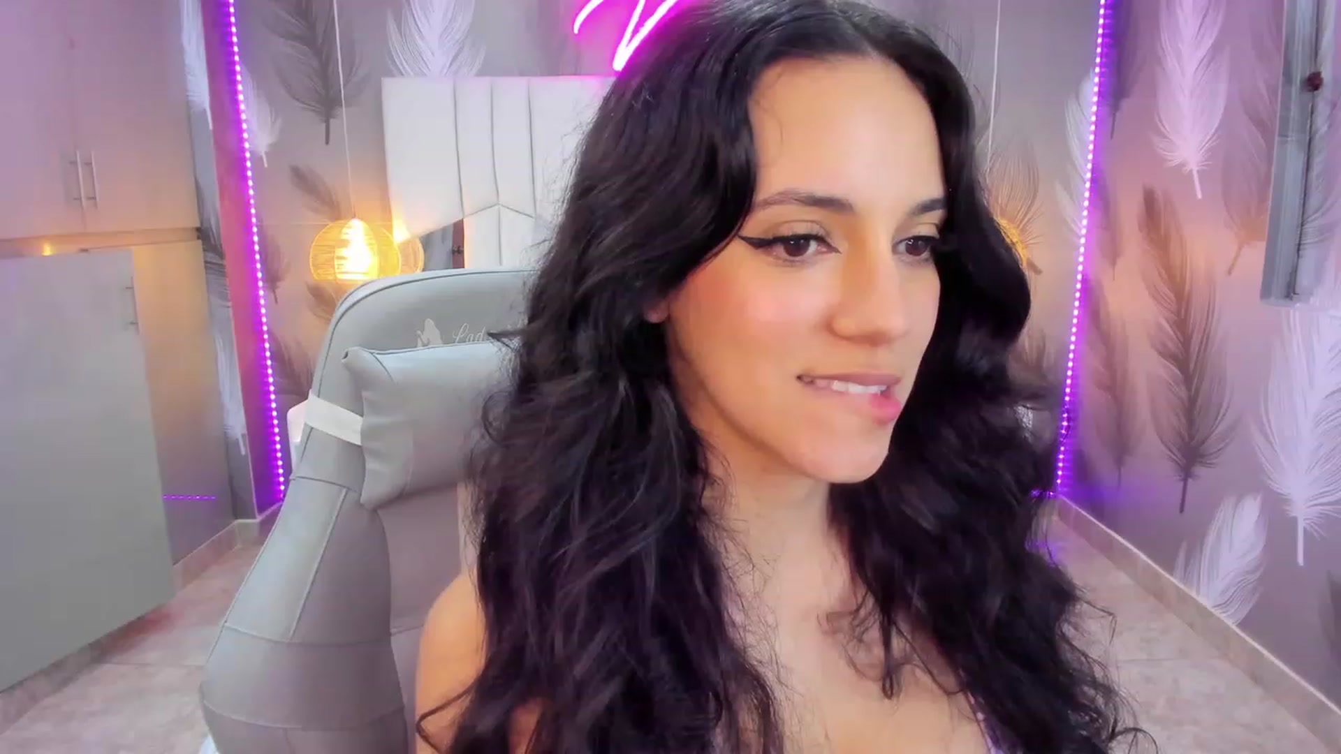 Gallery image thumbnail from SkinnyVeronik's myfreecams stream on, 02/07/2023, 18:05 image 13 of 20