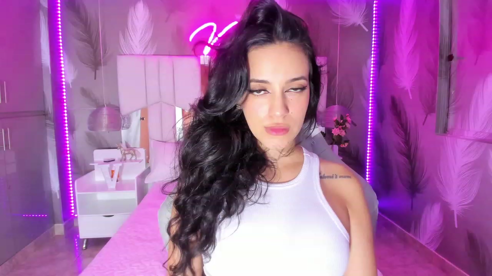 Gallery image thumbnail from SkinnyVeronik's myfreecams stream on, 02/09/2023, 11:56 image 8 of 20