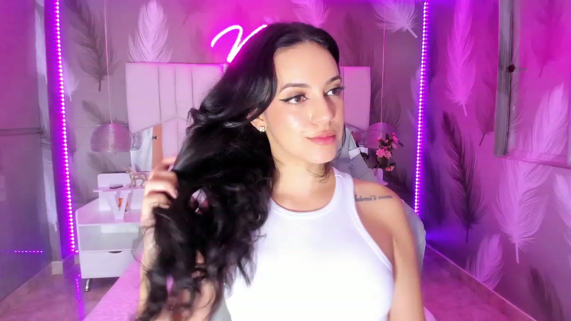Gallery image thumbnail from SkinnyVeronik's myfreecams stream on, 02/09/2023, 11:56 image 7 of 20