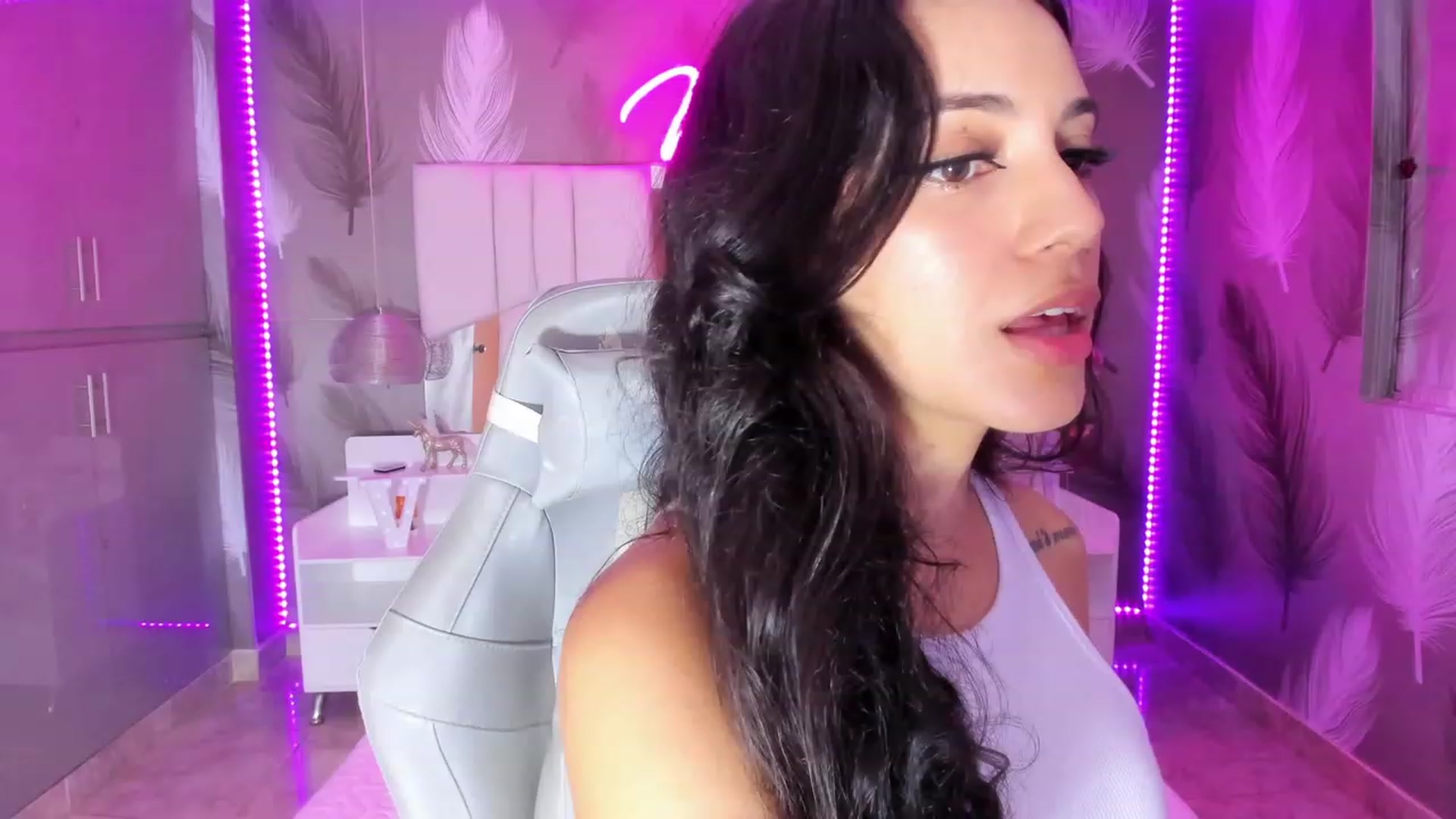 Gallery image thumbnail from SkinnyVeronik's myfreecams stream on, 02/09/2023, 11:56 image 1 of 20