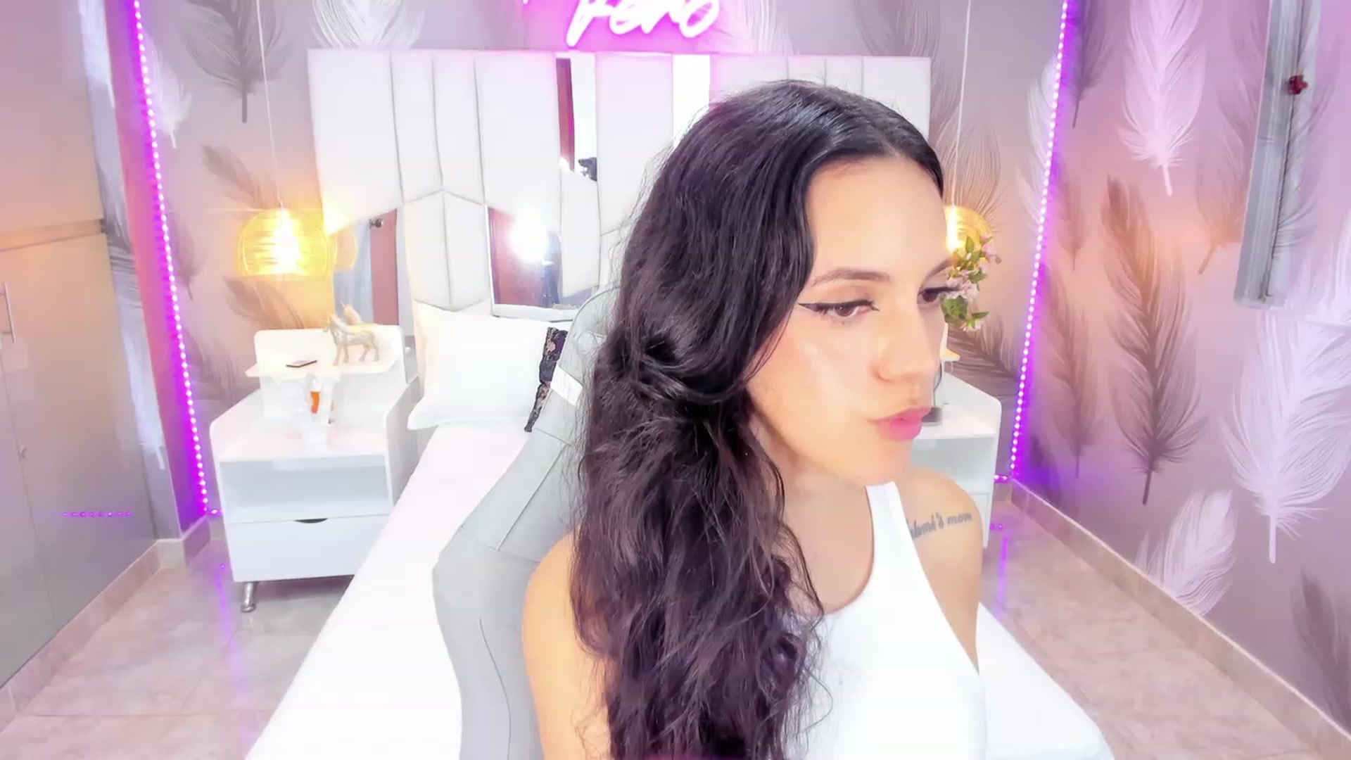 Gallery image thumbnail from SkinnyVeronik's myfreecams stream on, 02/09/2023, 15:43 image 1 of 20