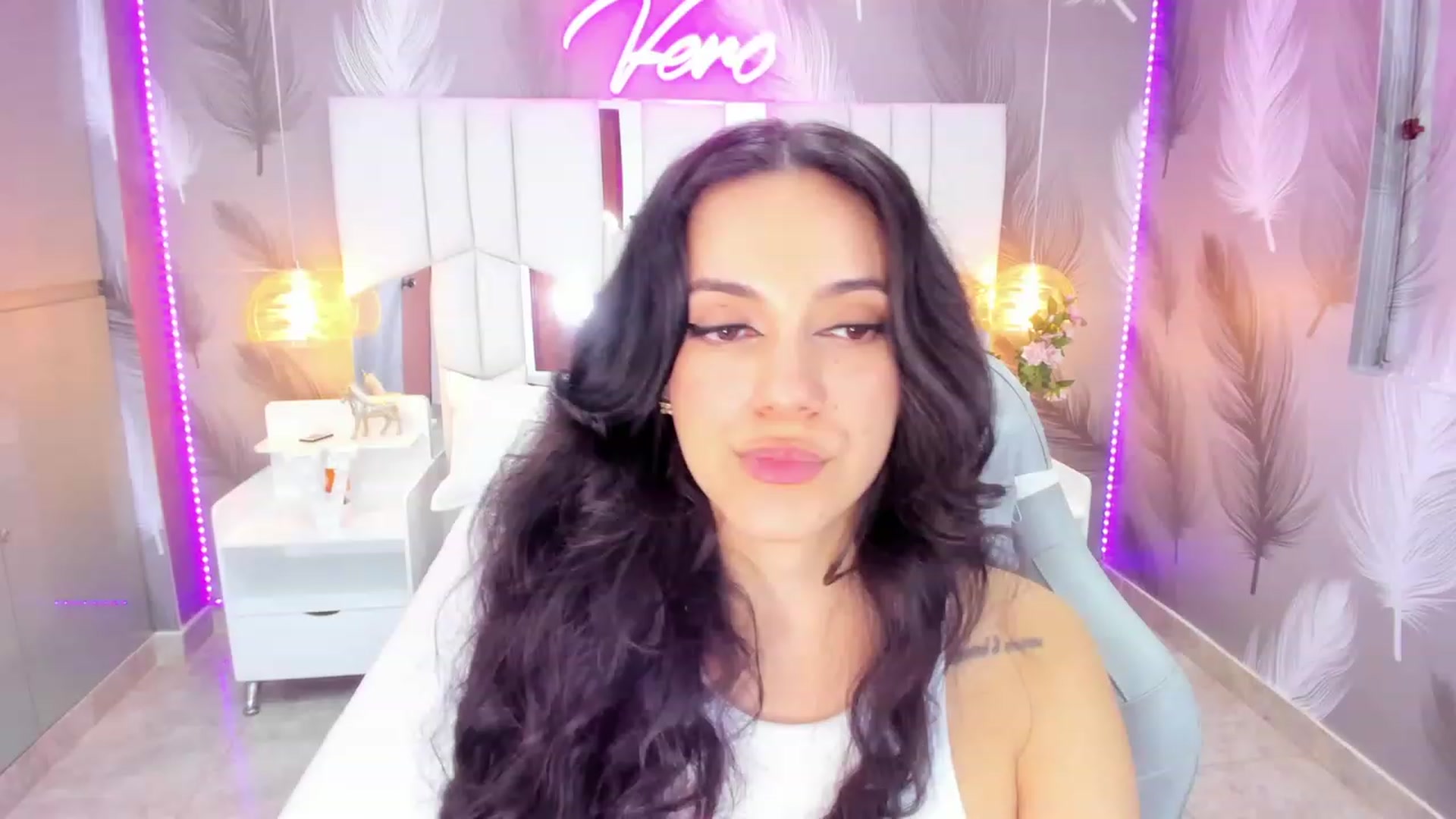 Gallery image thumbnail from SkinnyVeronik's myfreecams stream on, 02/09/2023, 15:43 image 6 of 20
