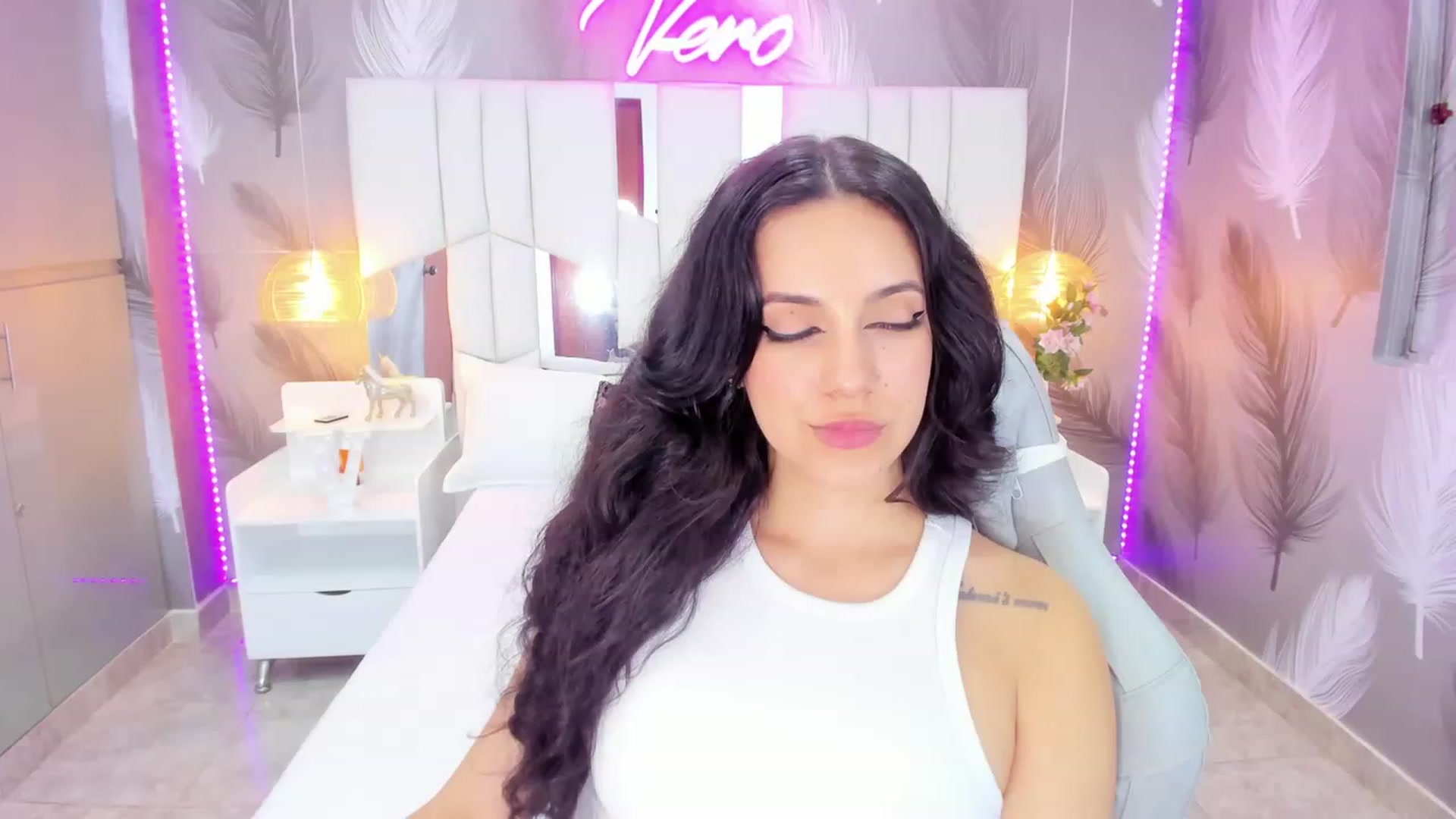 Gallery image thumbnail from SkinnyVeronik's myfreecams stream on, 02/09/2023, 15:43 image 7 of 20