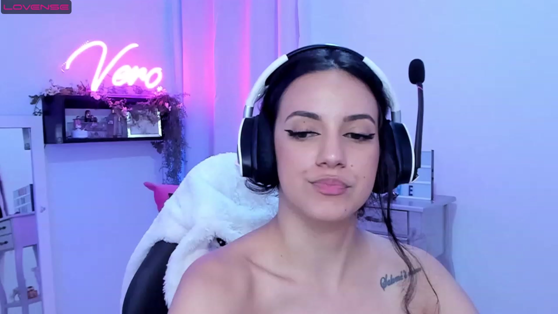 Gallery image thumbnail from SkinnyVeronik's myfreecams stream on, 05/24/2023, 16:19 image 19 of 20