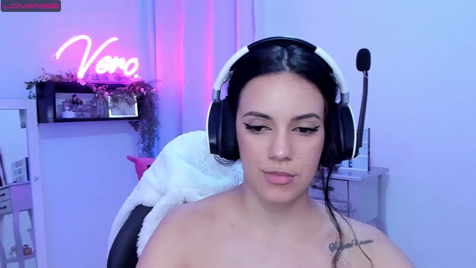 Gallery image thumbnail from SkinnyVeronik's myfreecams stream on, 05/24/2023, 16:19 image 15 of 20