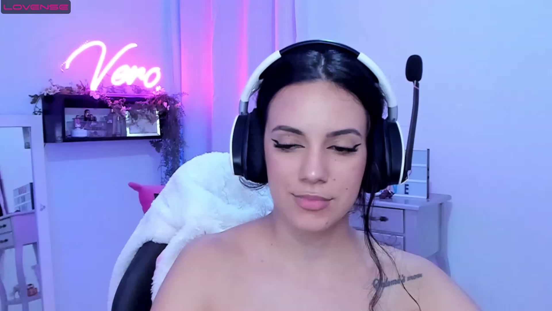 Gallery image thumbnail from SkinnyVeronik's myfreecams stream on, 05/24/2023, 16:19 image 11 of 20