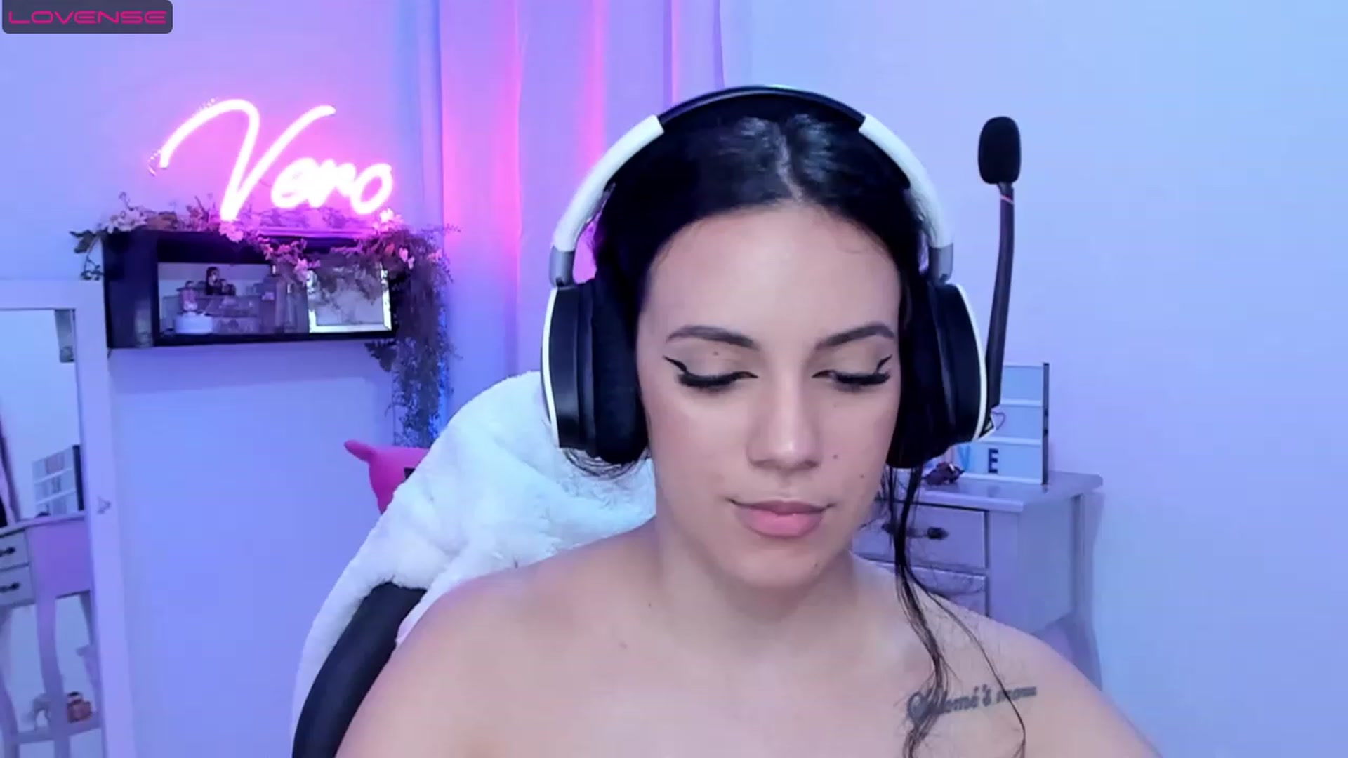Gallery image thumbnail from SkinnyVeronik's myfreecams stream on, 05/24/2023, 16:19 image 12 of 20
