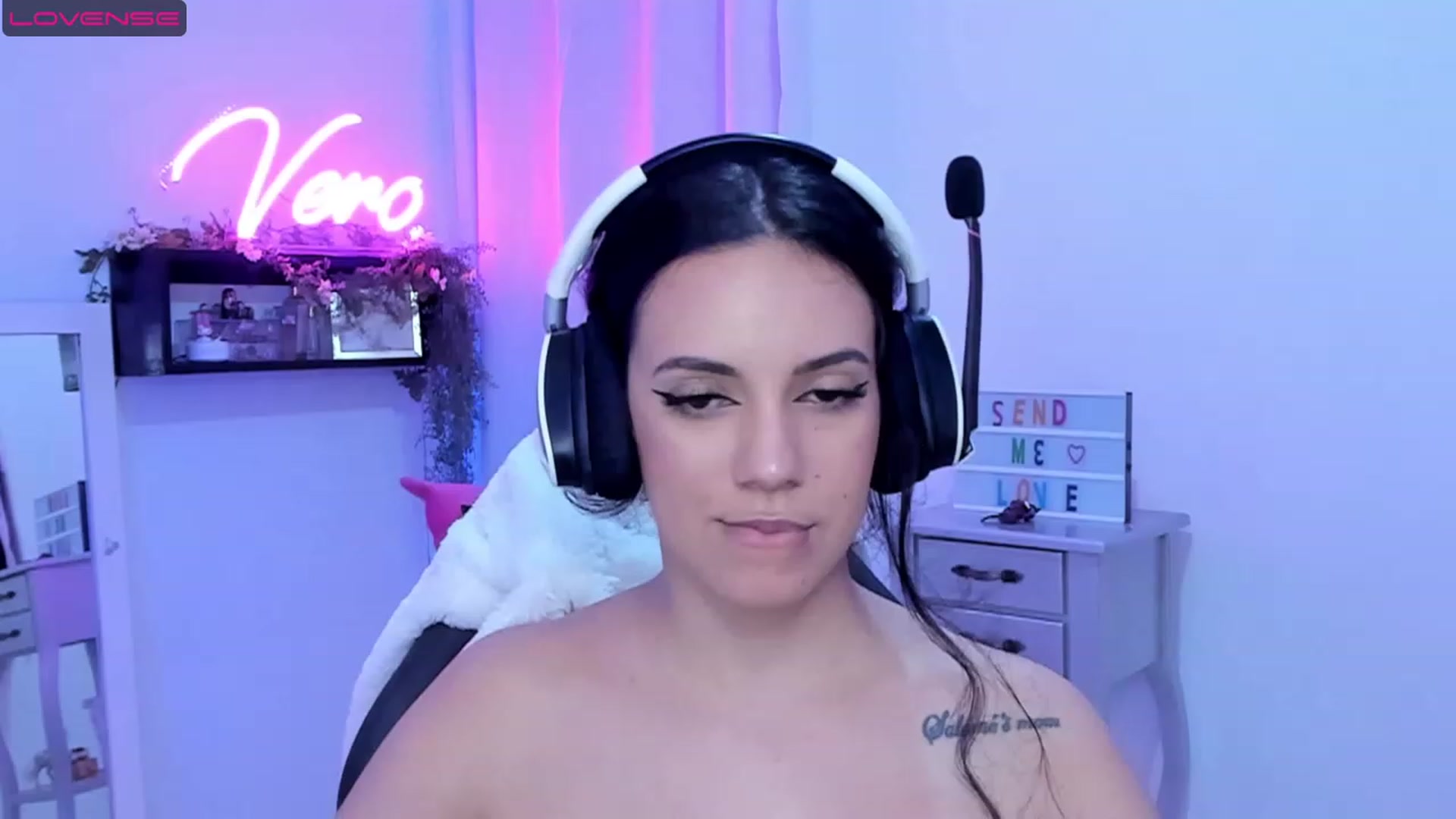 Gallery image thumbnail from SkinnyVeronik's myfreecams stream on, 05/24/2023, 16:19 image 17 of 20