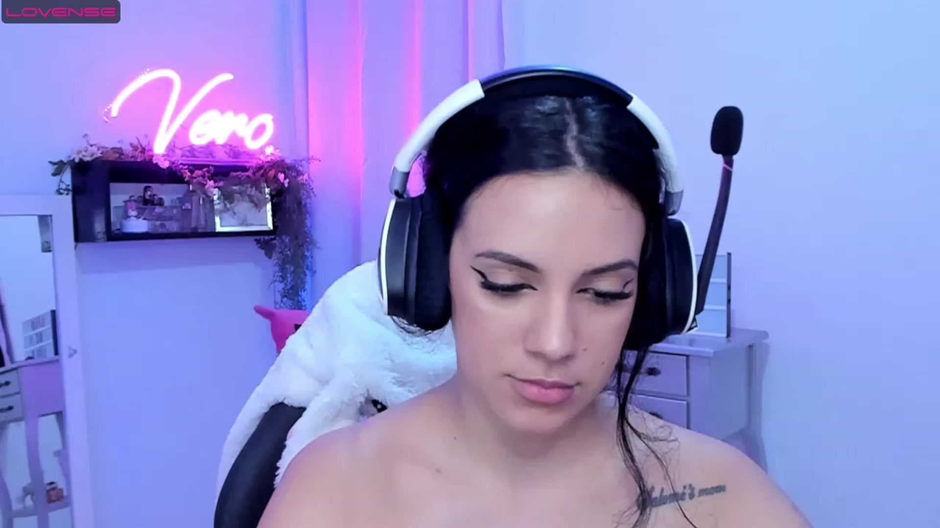 Gallery image thumbnail from SkinnyVeronik's myfreecams stream on, 05/24/2023, 16:19 image 13 of 20