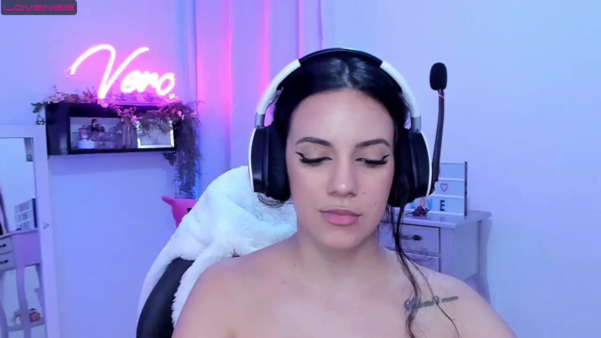 Gallery image thumbnail from SkinnyVeronik's myfreecams stream on, 05/24/2023, 16:19 image 16 of 20