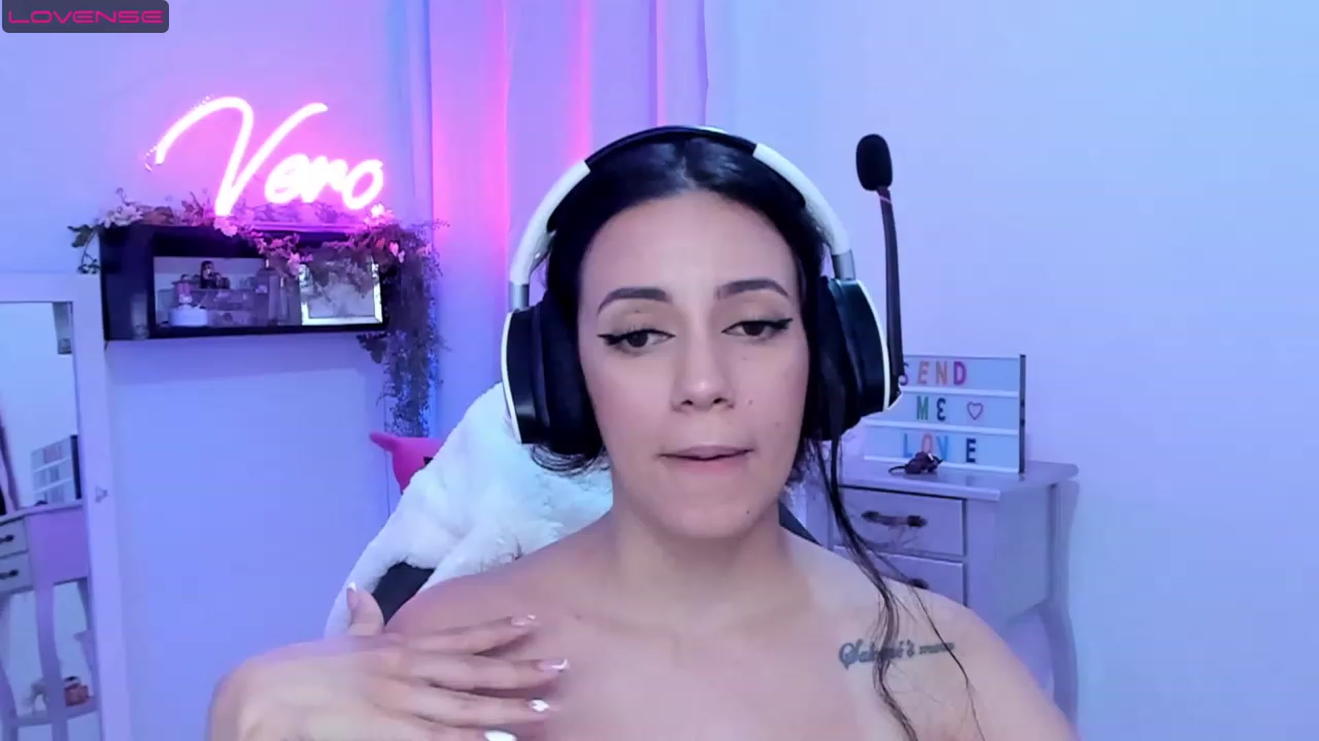 Gallery image thumbnail from SkinnyVeronik's myfreecams stream on, 05/24/2023, 16:19 image 18 of 20