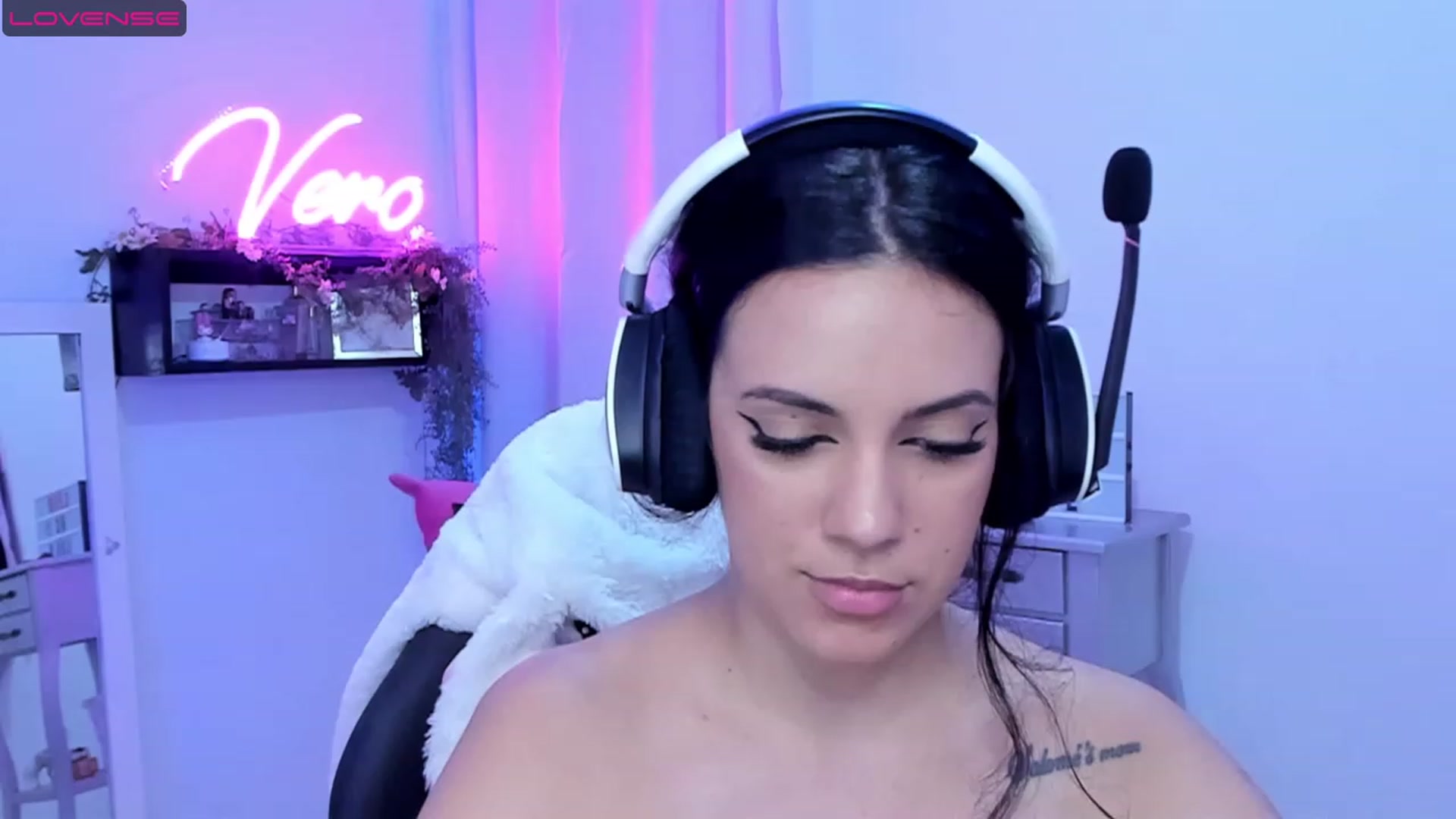 Gallery image thumbnail from SkinnyVeronik's myfreecams stream on, 05/24/2023, 16:19 image 14 of 20
