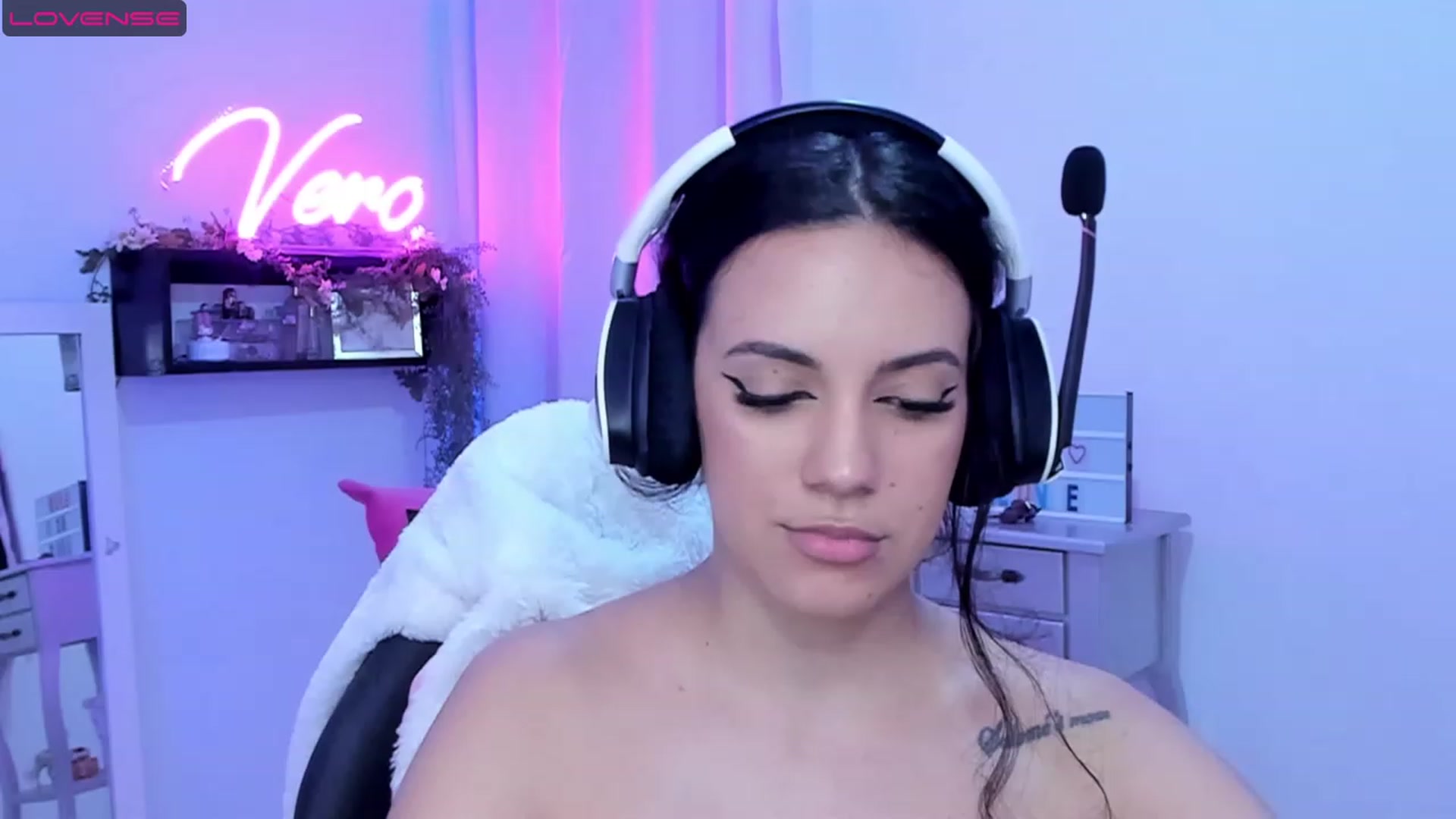 Gallery image thumbnail from SkinnyVeronik's myfreecams stream on, 05/24/2023, 16:19 image 10 of 20