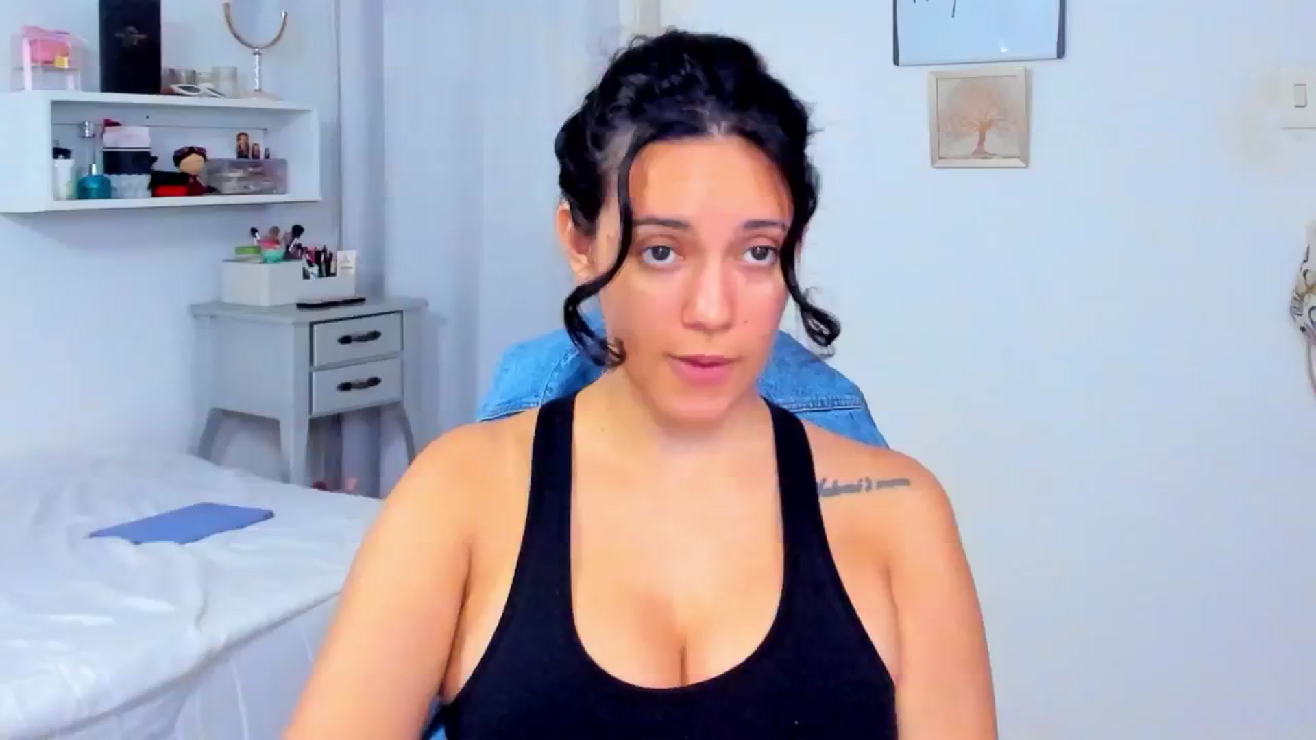 Gallery image thumbnail from SkinnyVeronik's myfreecams stream on, 06/23/2024, 16:54 image 14 of 20