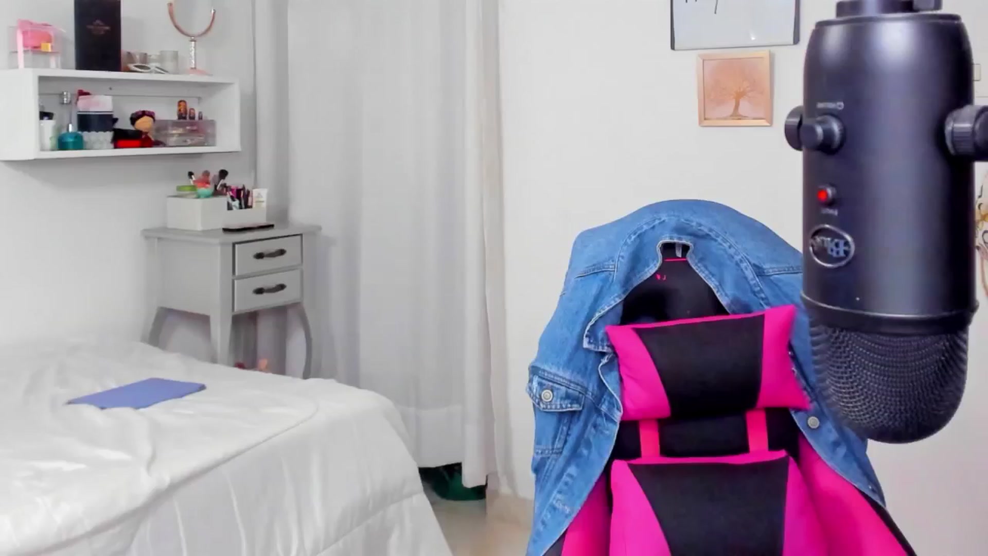Gallery image thumbnail from SkinnyVeronik's myfreecams stream on, 06/23/2024, 16:54 image 7 of 20