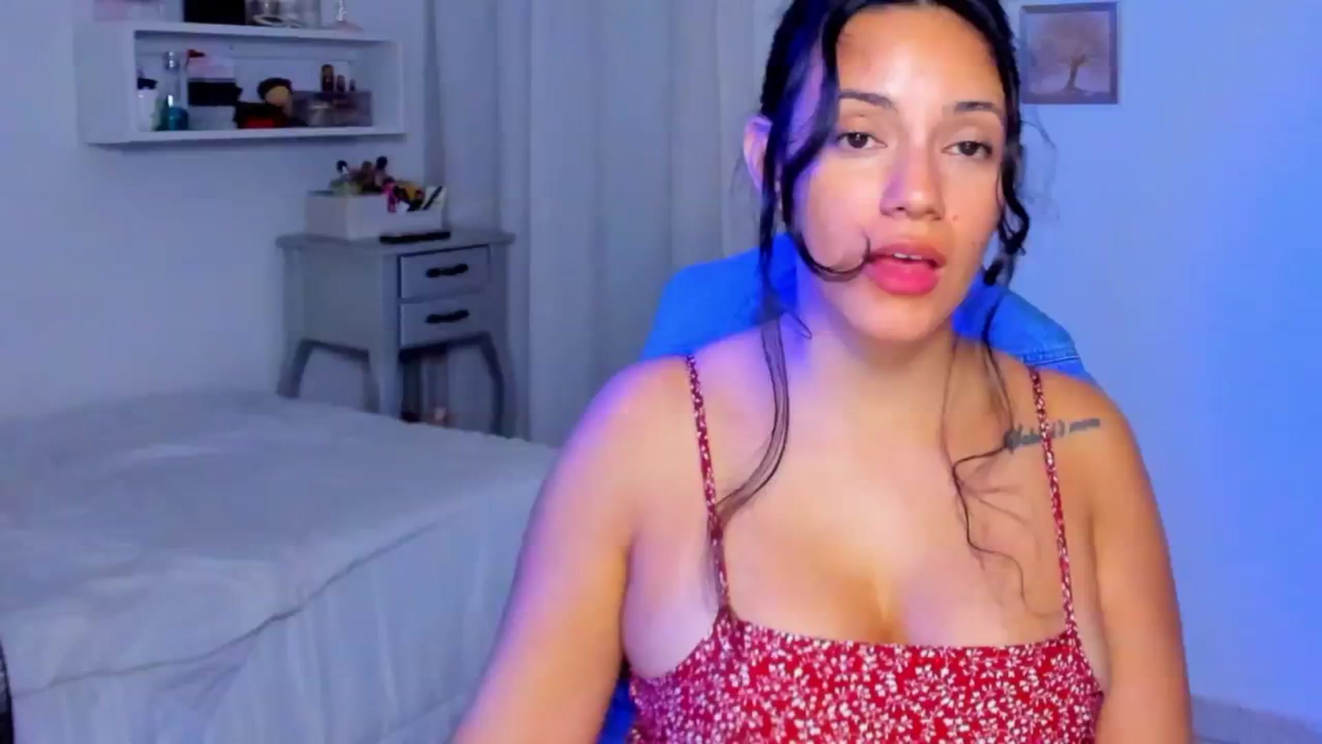 Gallery image thumbnail from SkinnyVeronik's myfreecams stream on, 06/24/2024, 03:37 image 7 of 20