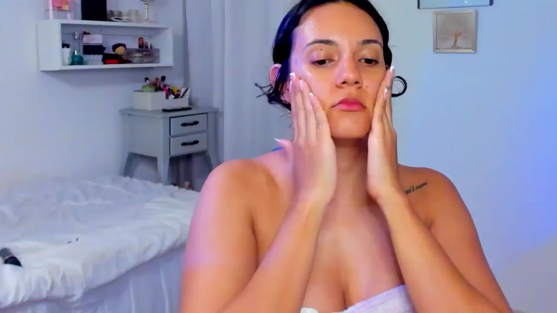 Gallery image thumbnail from SkinnyVeronik's myfreecams stream on, 06/24/2024, 04:59 image 9 of 20