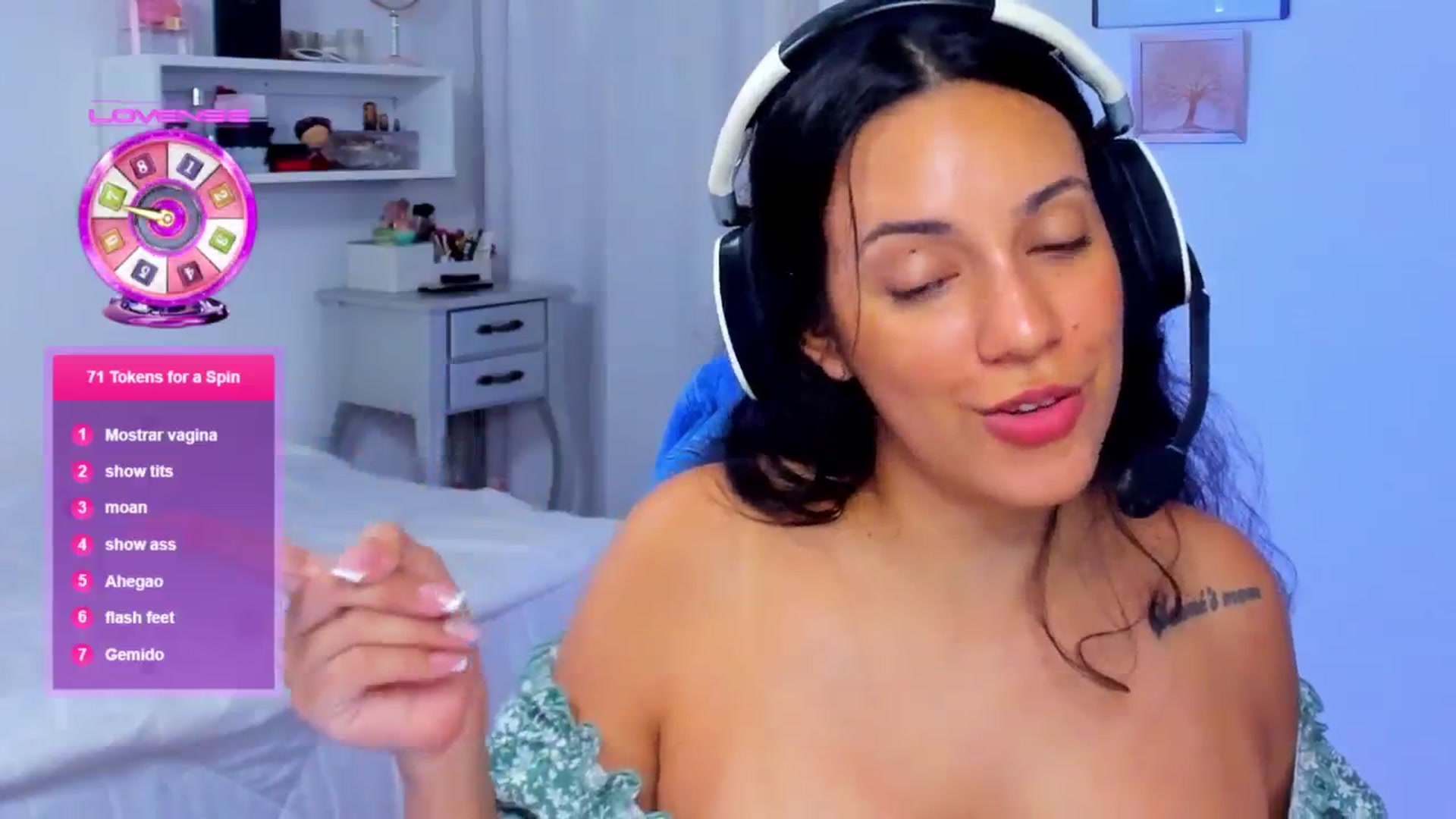 Gallery image thumbnail from SkinnyVeronik's myfreecams stream on, 06/25/2024, 03:21 image 7 of 20