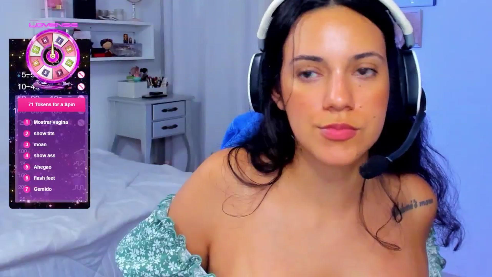 Gallery image thumbnail from SkinnyVeronik's myfreecams stream on, 06/25/2024, 03:21 image 5 of 20