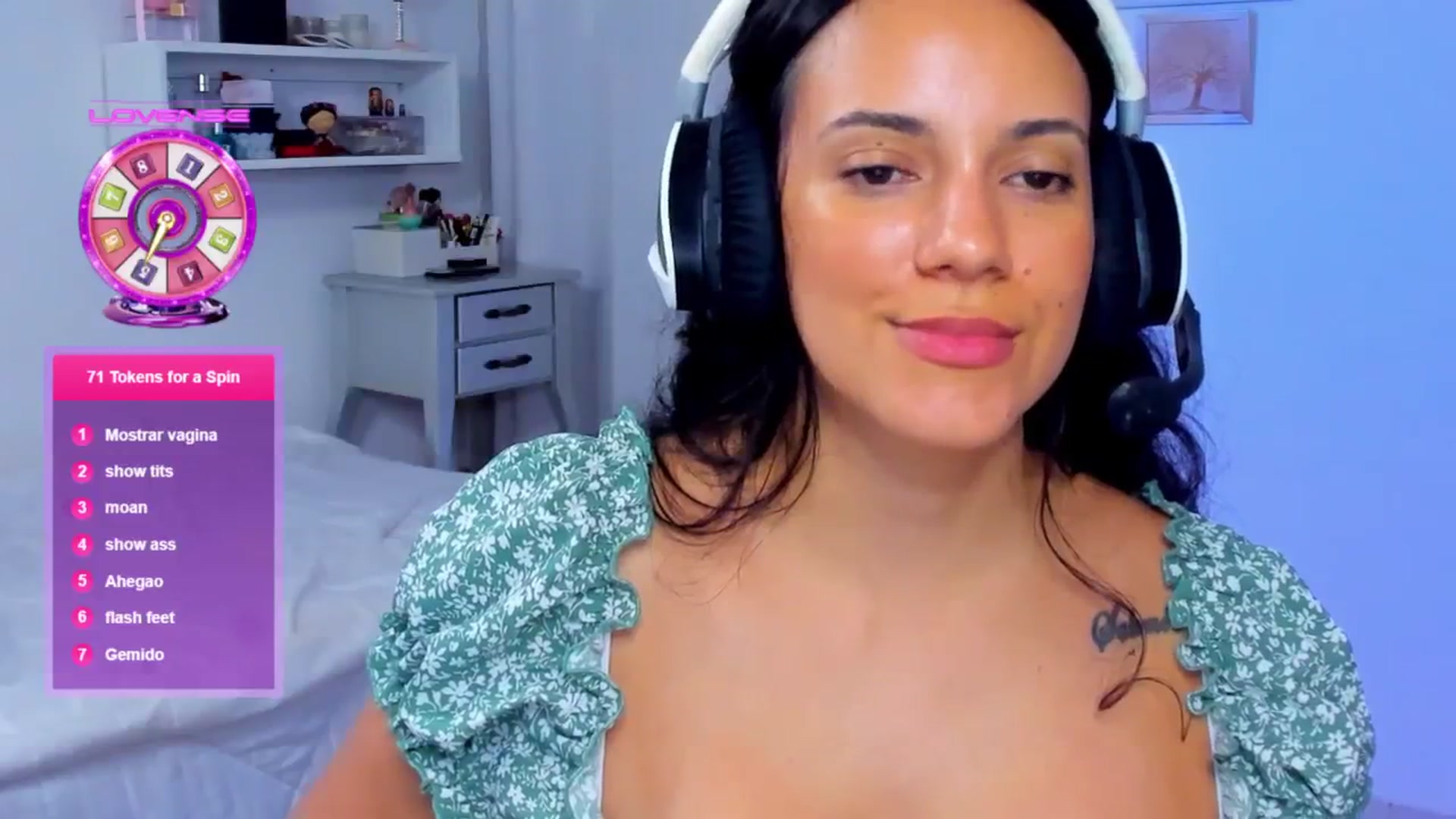 Gallery image thumbnail from SkinnyVeronik's myfreecams stream on, 06/25/2024, 03:21 image 14 of 20