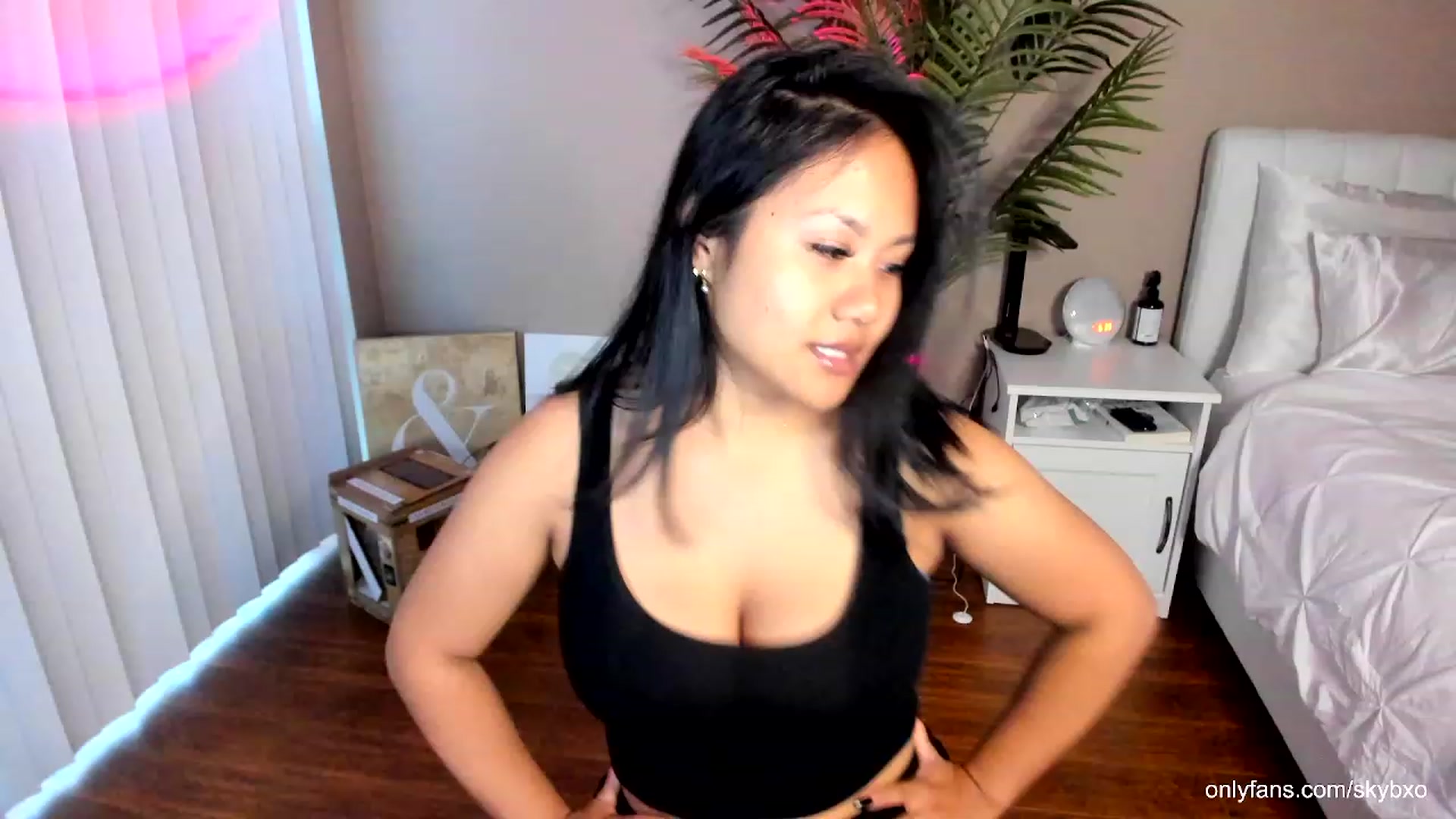 Gallery image thumbnail from SkyB_'s myfreecams stream on, 10/08/2023, 23:20 image 6 of 20