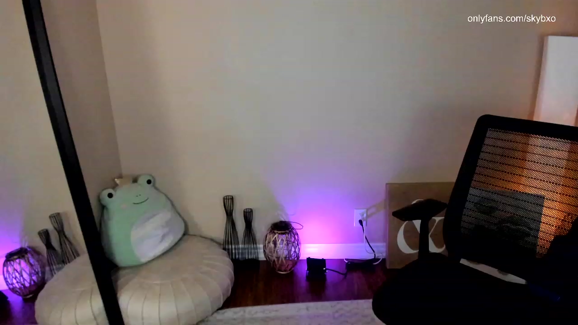 Gallery image thumbnail from SkyB_'s myfreecams stream on, 10/18/2023, 04:23 image 7 of 20