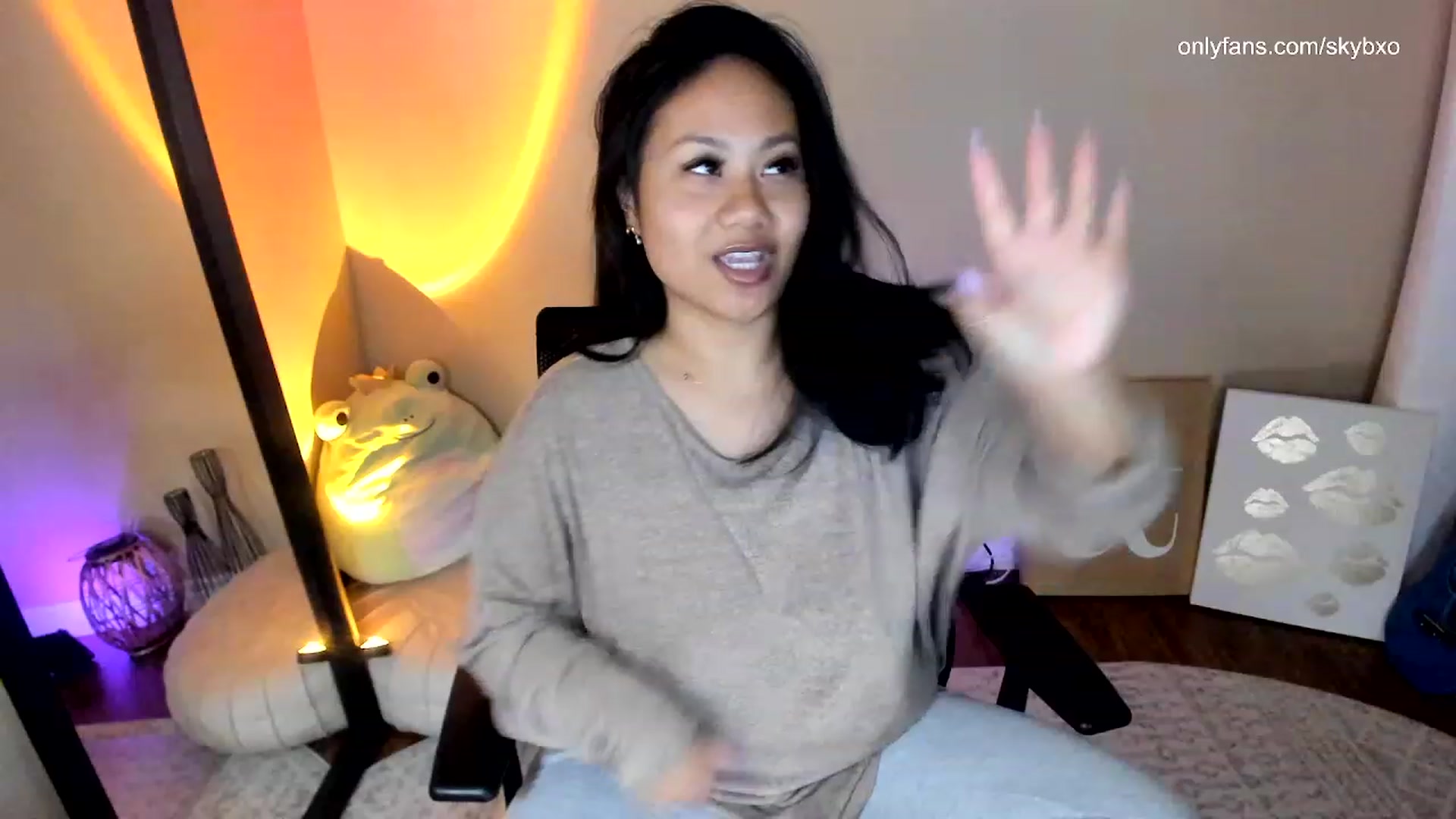 Gallery image thumbnail from SkyB_'s myfreecams stream on, 10/19/2023, 03:03 image 16 of 20