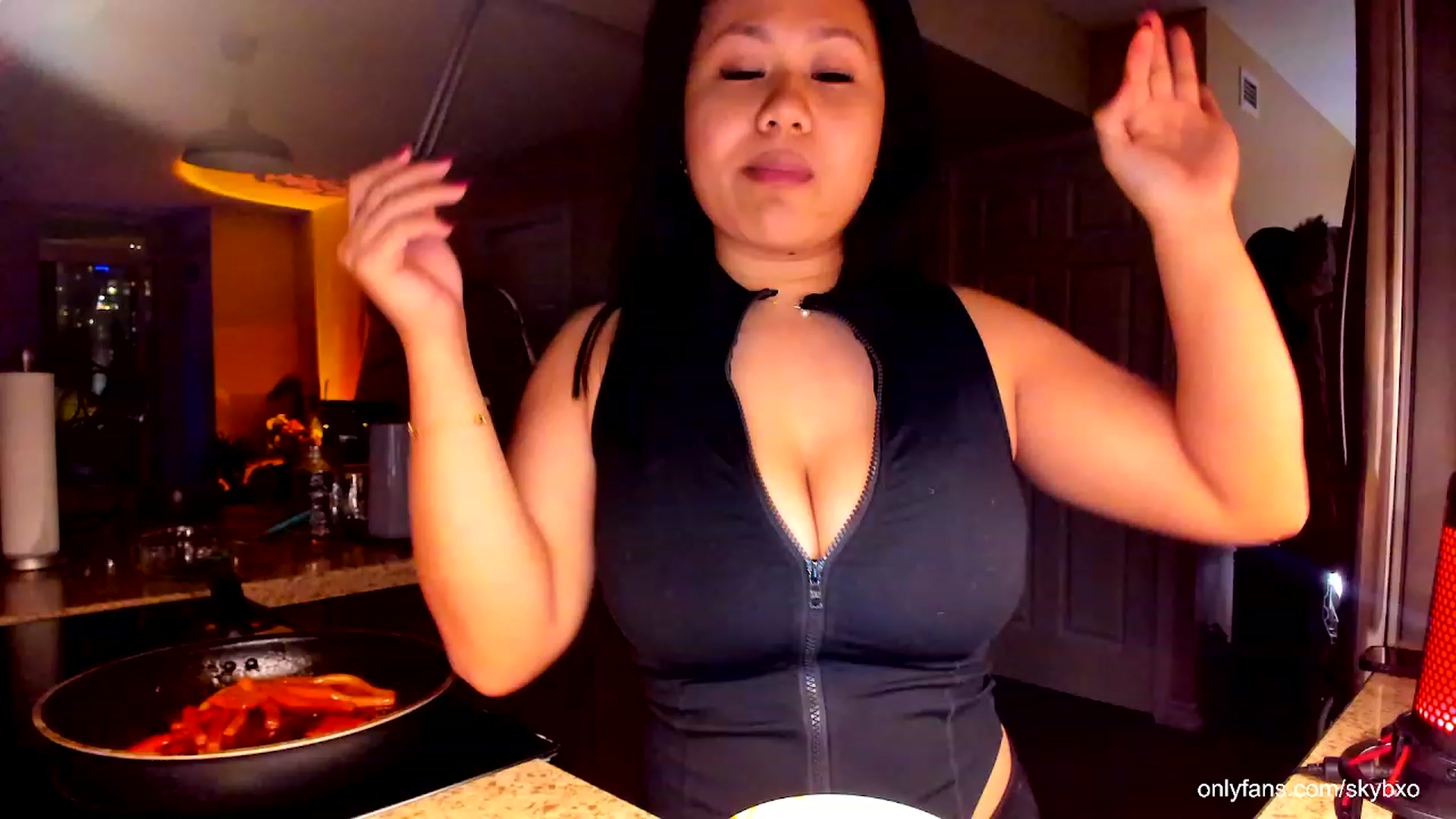 Gallery image thumbnail from SkyB_'s myfreecams stream on, 12/04/2023, 02:48 image 6 of 20