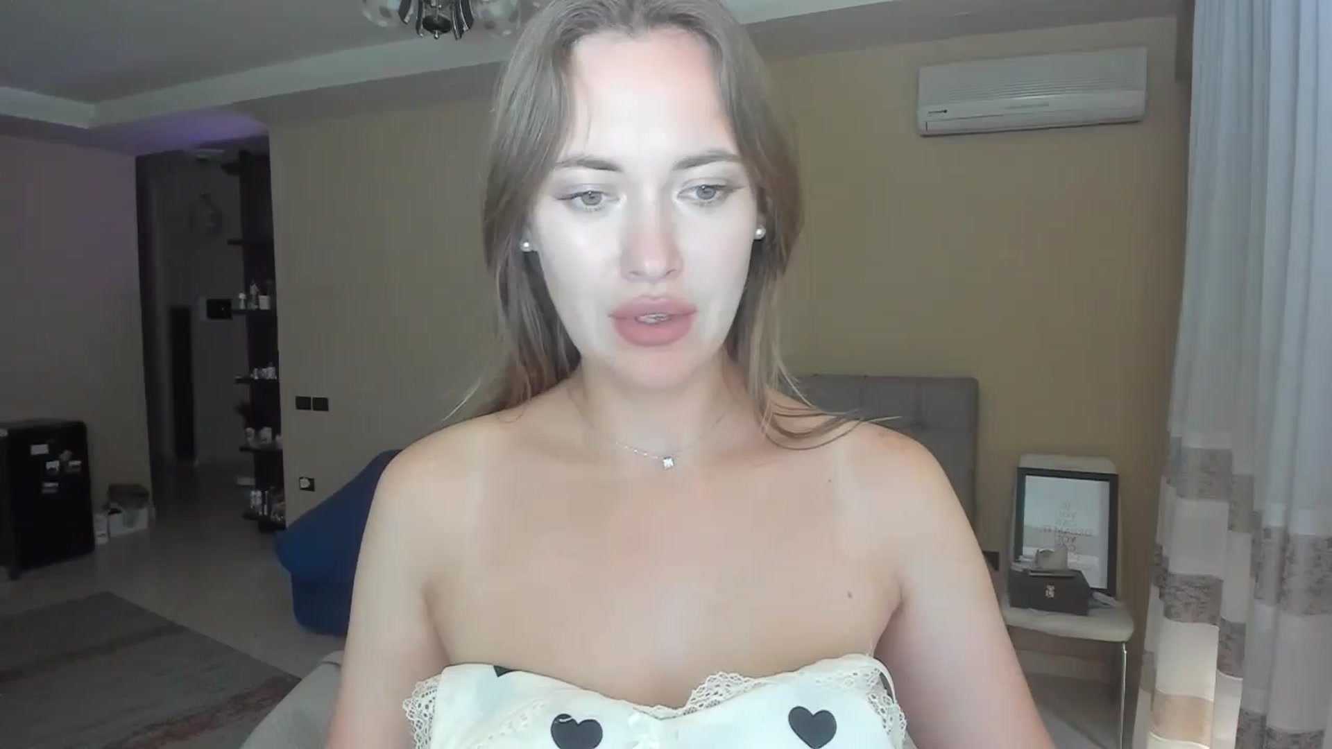 Gallery image thumbnail from SkySunFlower's myfreecams stream on, 06/04/2024, 17:35 image 6 of 20