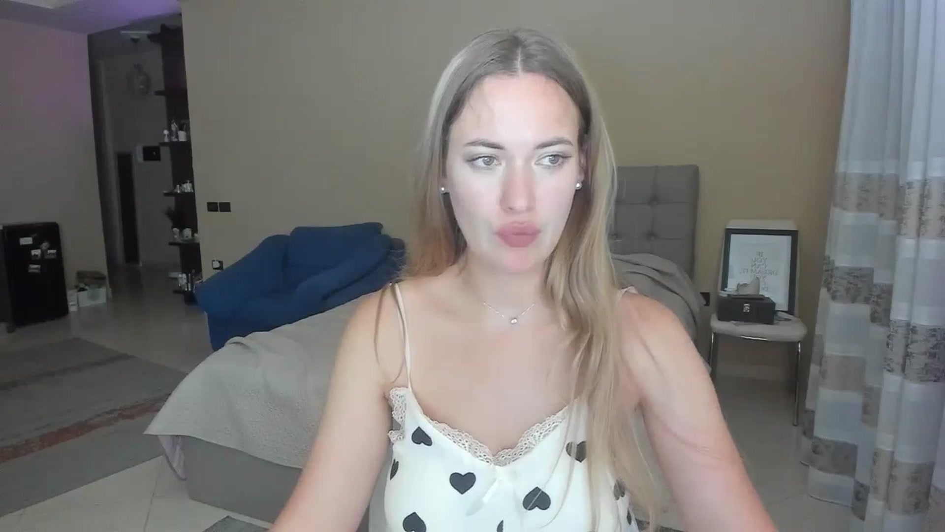 Gallery image thumbnail from SkySunFlower's myfreecams stream on, 06/04/2024, 18:17 image 14 of 20