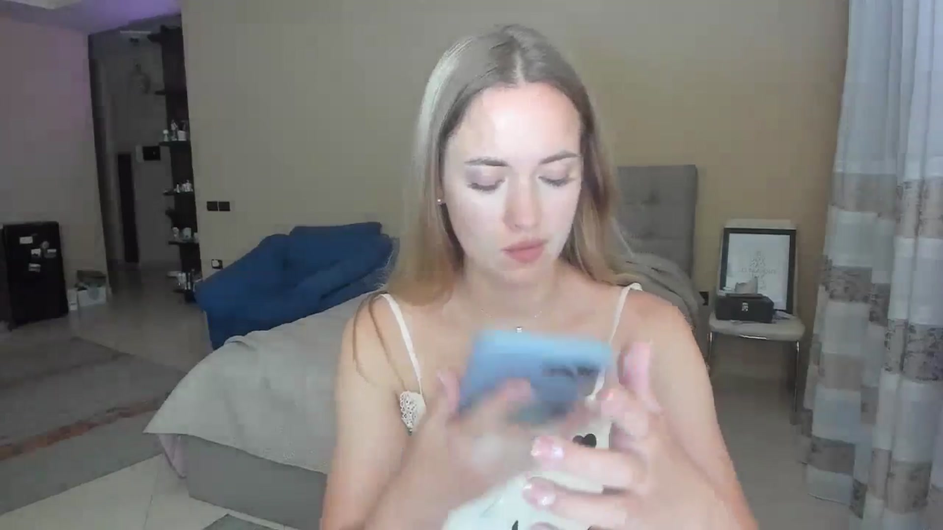 Gallery image thumbnail from SkySunFlower's myfreecams stream on, 06/04/2024, 18:17 image 17 of 20