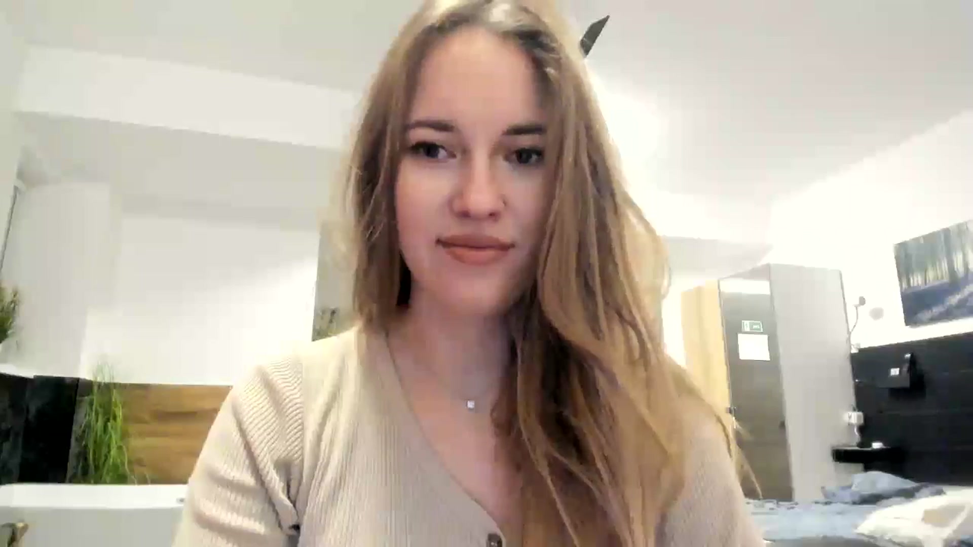 Gallery image thumbnail from SkySunFlower's myfreecams stream on, 10/16/2024, 17:50 image 4 of 20