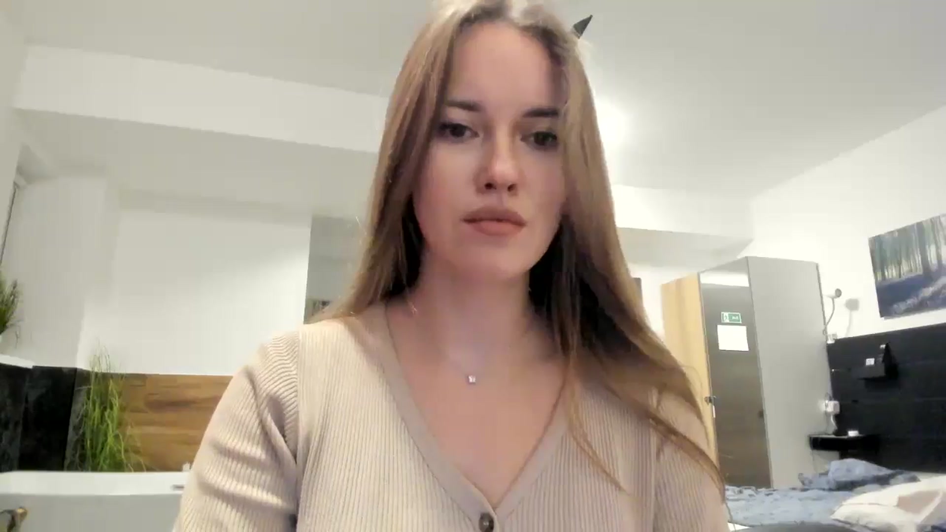 Gallery image thumbnail from SkySunFlower's myfreecams stream on, 10/16/2024, 17:50 image 10 of 20