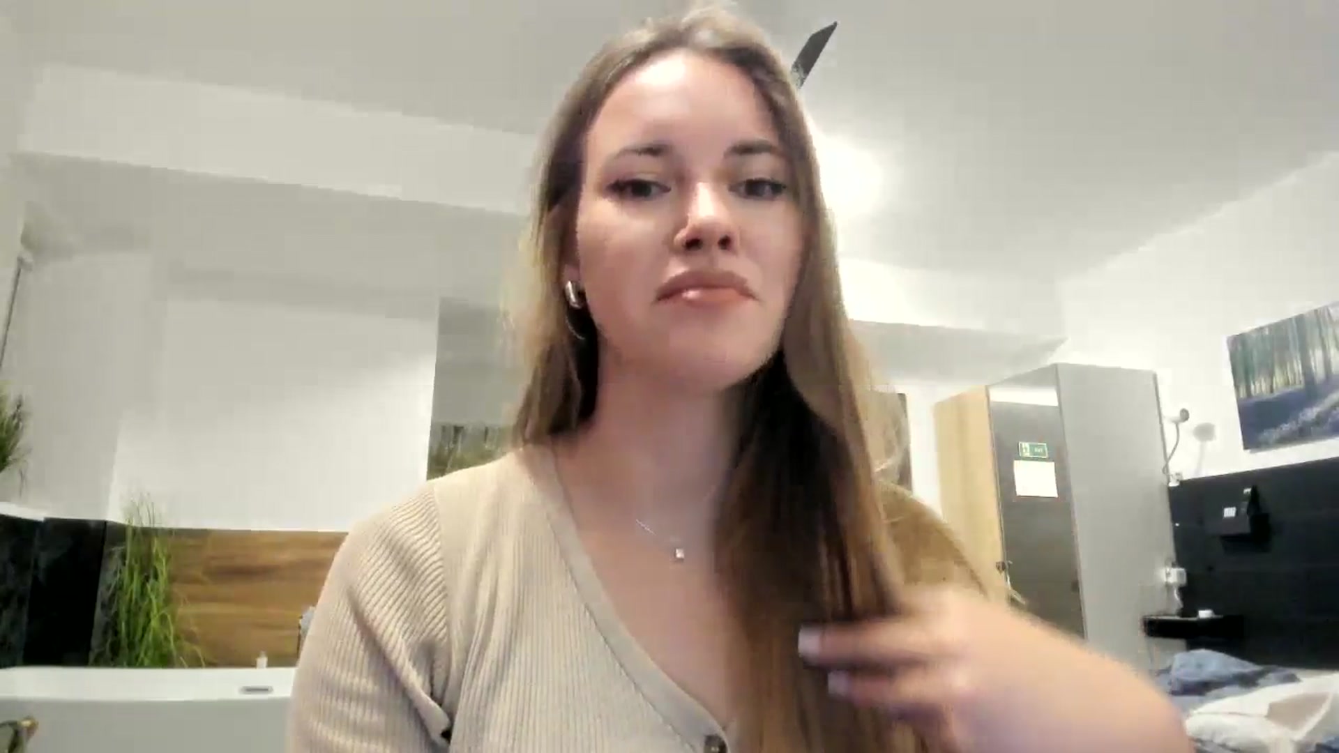 Gallery image thumbnail from SkySunFlower's myfreecams stream on, 10/16/2024, 17:50 image 5 of 20