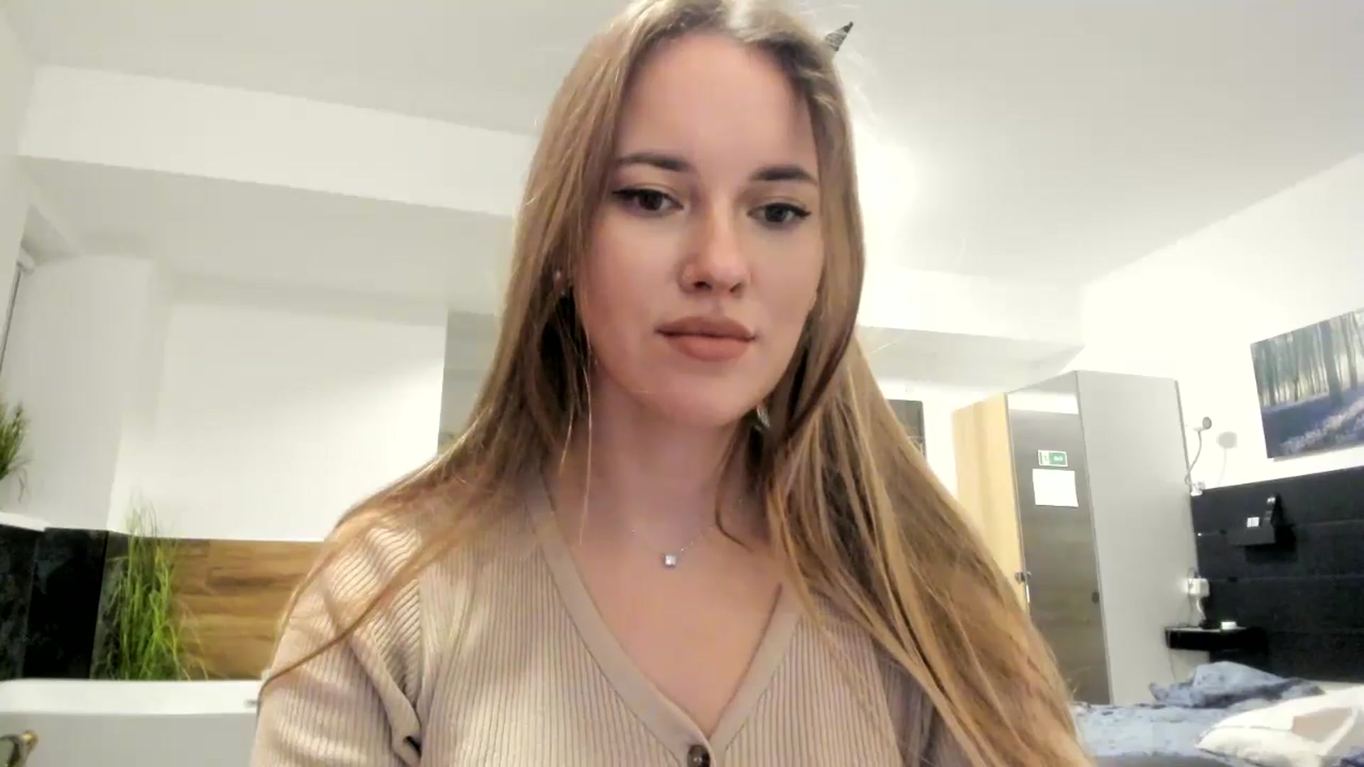 Gallery image thumbnail from SkySunFlower's myfreecams stream on, 10/16/2024, 17:50 image 6 of 20