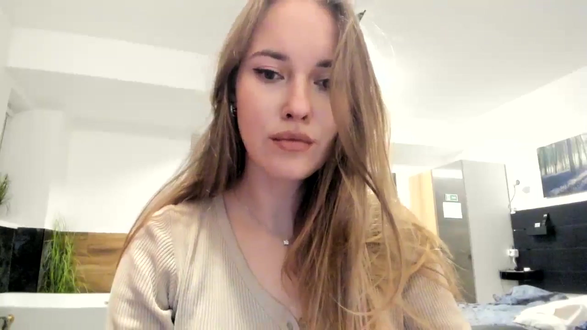 Gallery image thumbnail from SkySunFlower's myfreecams stream on, 10/16/2024, 17:50 image 12 of 20