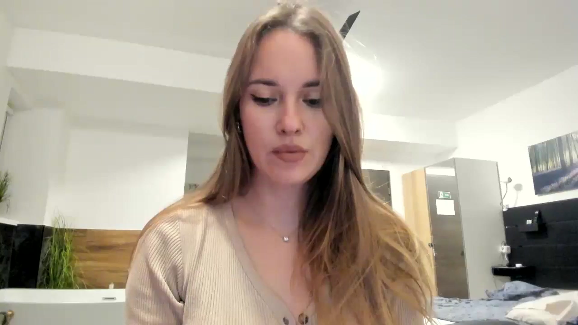 Gallery image thumbnail from SkySunFlower's myfreecams stream on, 10/16/2024, 17:50 image 13 of 20