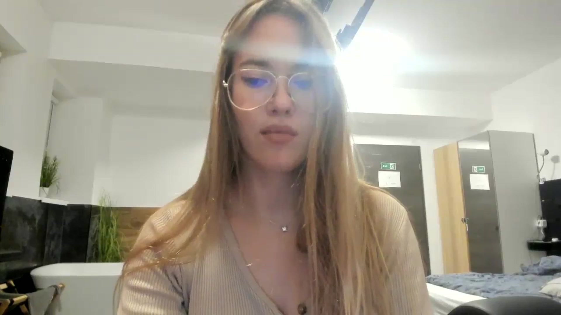 Gallery image thumbnail from SkySunFlower's myfreecams stream on, 10/16/2024, 18:13 image 12 of 20