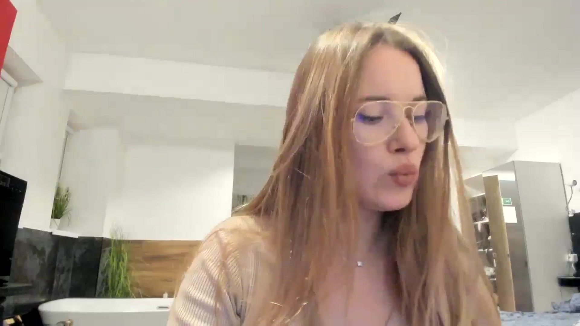 Gallery image thumbnail from SkySunFlower's myfreecams stream on, 10/16/2024, 18:13 image 19 of 20