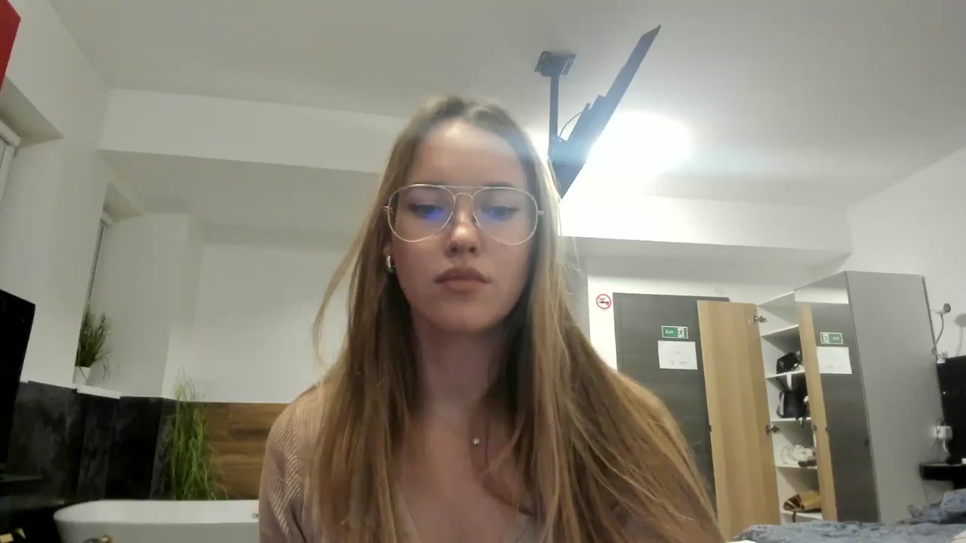 Gallery image thumbnail from SkySunFlower's myfreecams stream on, 10/16/2024, 18:13 image 16 of 20